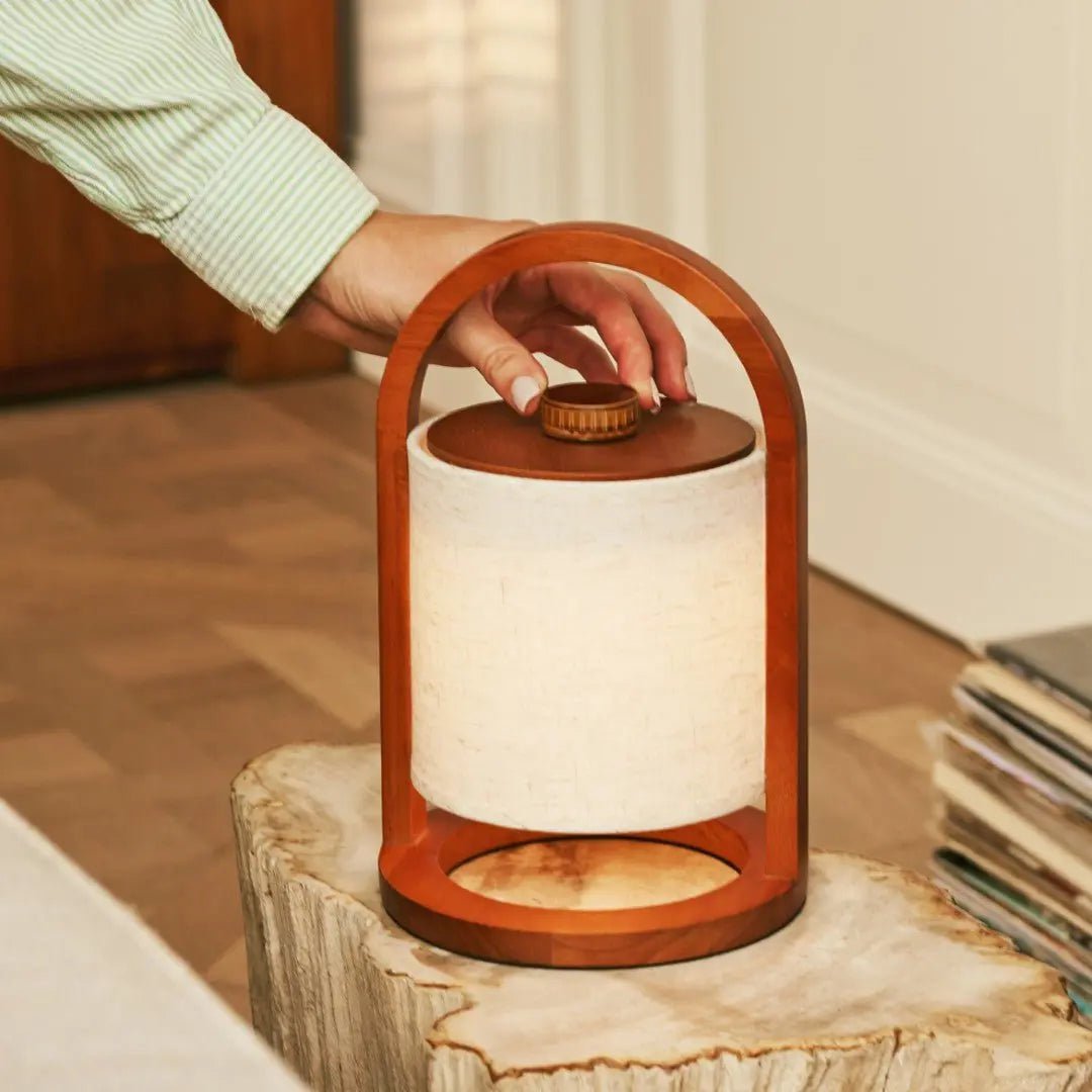 River Chestnut Brown genopladelig træ bordlampe
