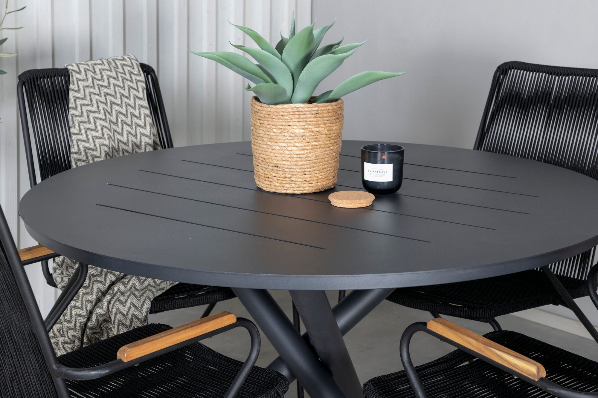Venture Home Alma spisebord - Black Alu - ø120cm+Bois Armchair - Black Alu / Black Rope / Acacia_4