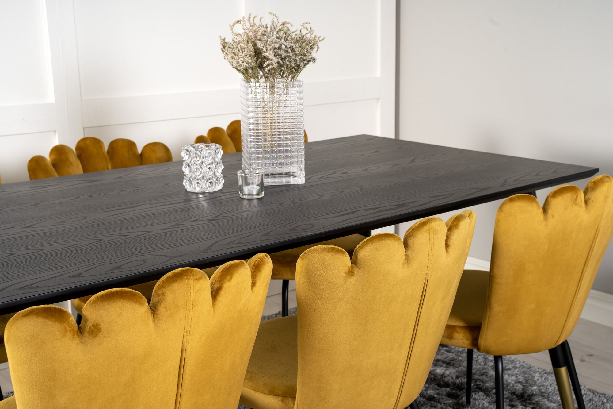 Venture Home Dipp spisebord - 180*90cm - Black Veneer / black legs w brass dipp +Limhamn Light - stol - Gold Velvet_6