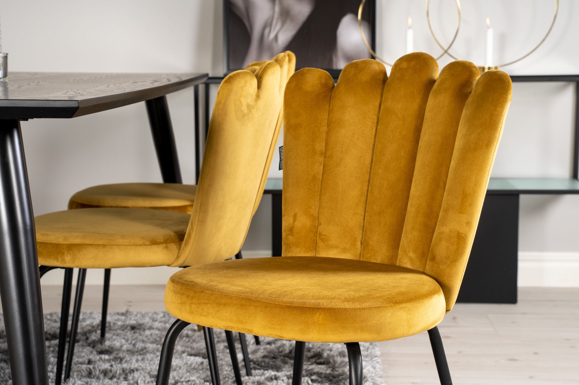 Venture Home Dipp spisebord - 180*90cm - Black Veneer / black legs w brass dipp +Limhamn Light - stol - Gold Velvet_6