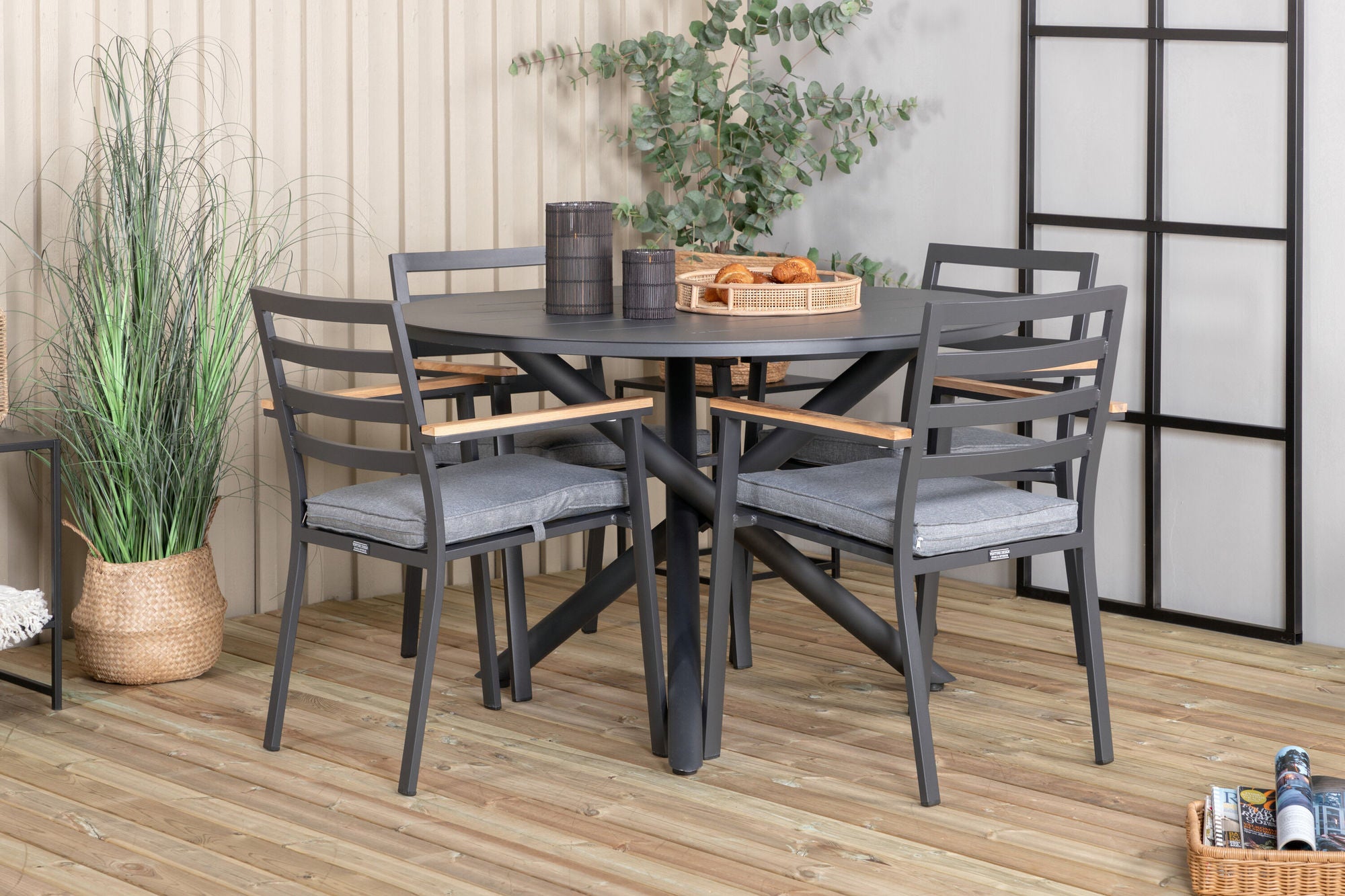 Venture Home Alma spisebord - Black Alu - ø120cm+Brasilia Karmstol (stapelbar) - Svart Alu / Teak_4