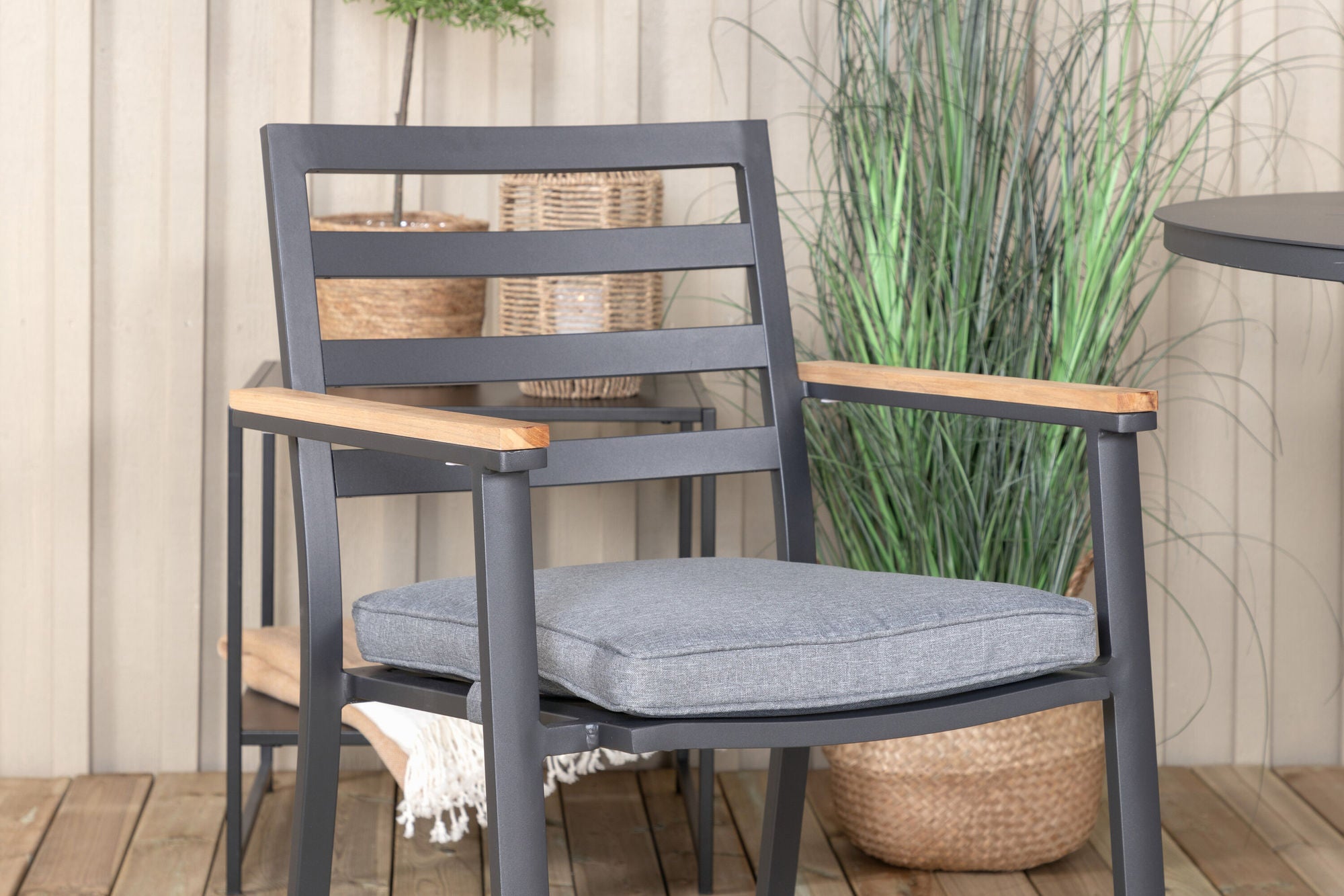 Venture Home Alma spisebord - Black Alu - ø120cm+Brasilia Karmstol (stapelbar) - Svart Alu / Teak_4