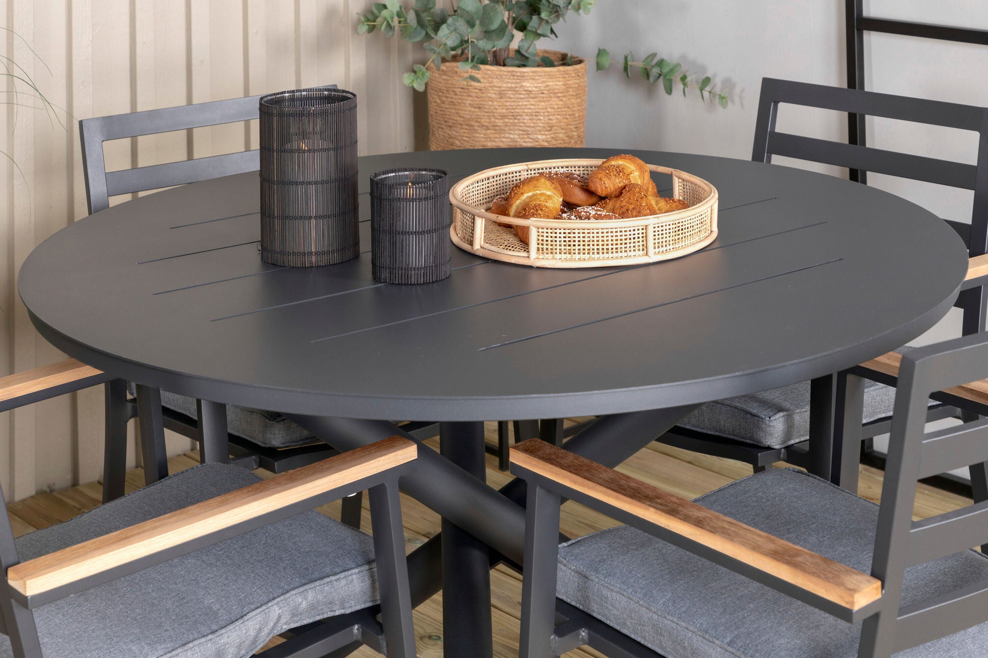 Venture Home Alma spisebord - Black Alu - ø120cm+Brasilia Karmstol (stapelbar) - Svart Alu / Teak_4
