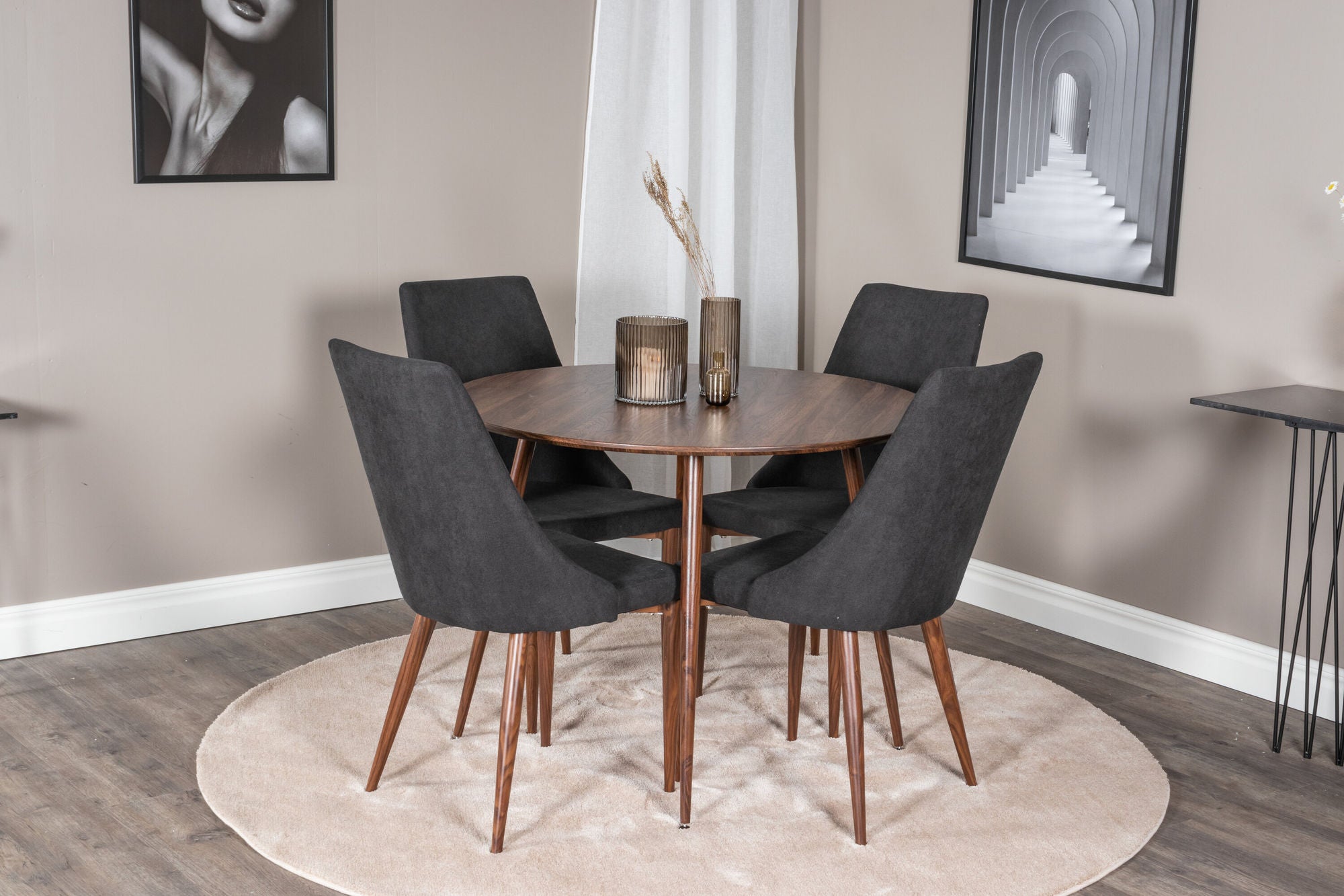 Venture Home Plaza rund bord 100 cm - Walnut top - Walnut legs+Leone Spisebordsstol - Walnut legs - Black Fabric_4