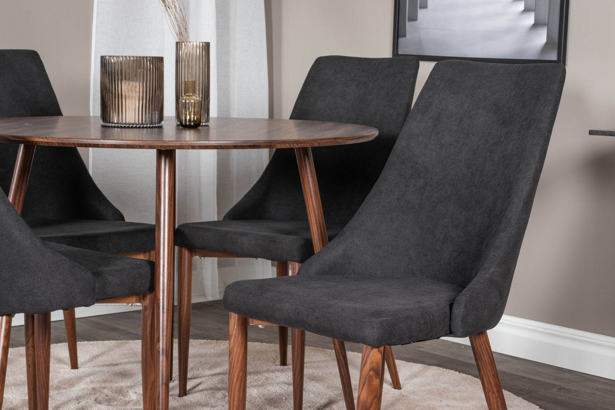 Venture Home Plaza rund bord 100 cm - Walnut top - Walnut legs+Leone Spisebordsstol - Walnut legs - Black Fabric_4