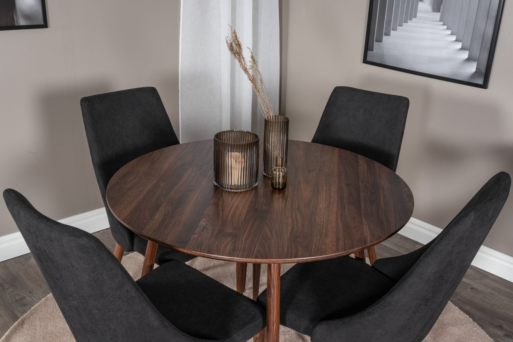 Venture Home Plaza rund bord 100 cm - Walnut top - Walnut legs+Leone Spisebordsstol - Walnut legs - Black Fabric_4