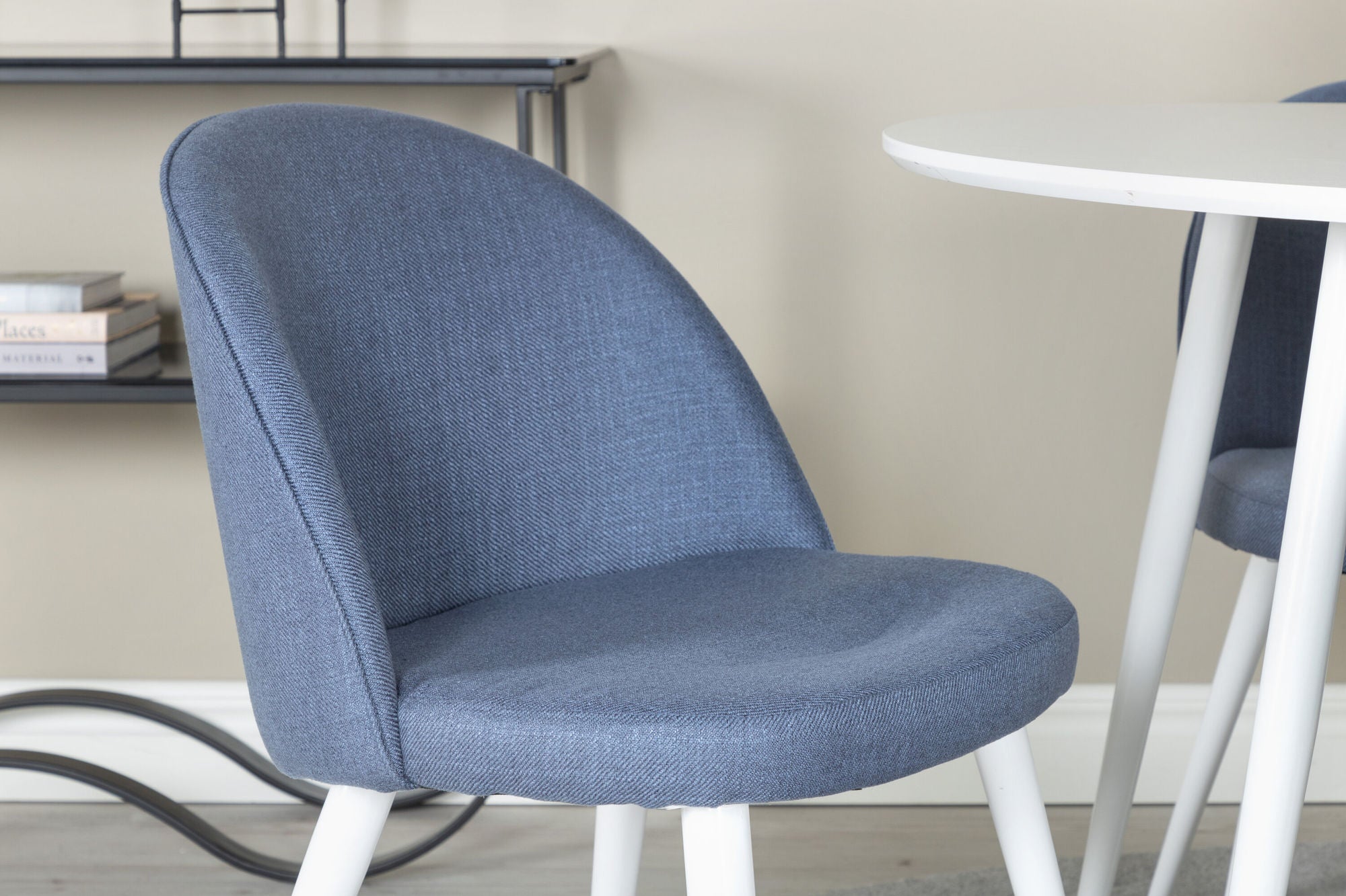 Venture Home Plaza rund bord 100 cm - White top / White Legs+Velvet Dining Chiar - White legs - Blue Fabric_4