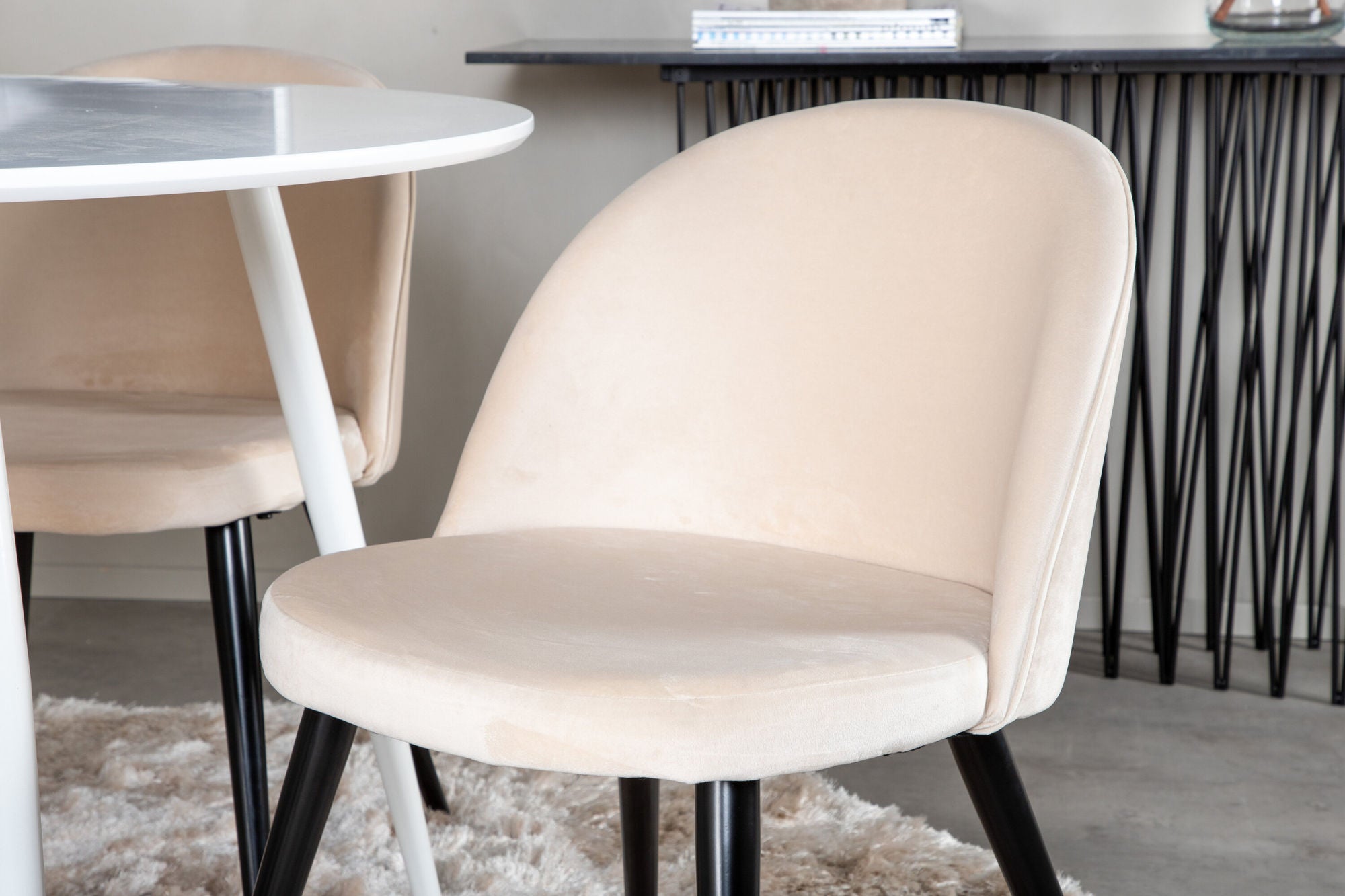 Venture Home Plaza rund bord 100 cm - White top / White Legs+Velvet Spisebordsstol - Beige / Black_4