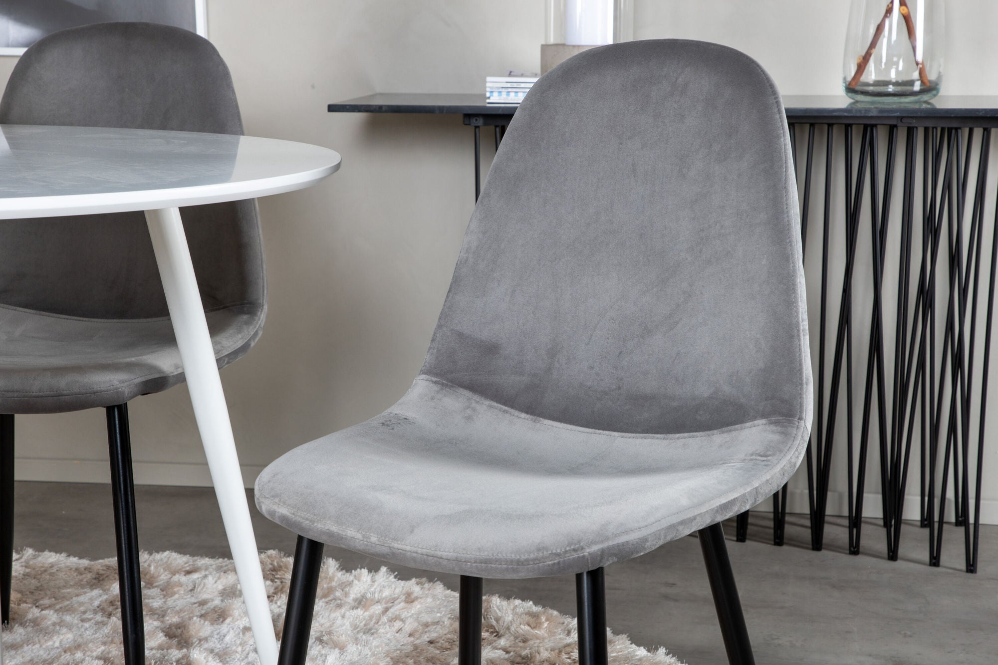 Venture Home Plaza rund bord 100 cm - White top / White Legs+Polar Spisebordsstol - Black legs / Light Grey Velvet (ersätter 19902-885)_4