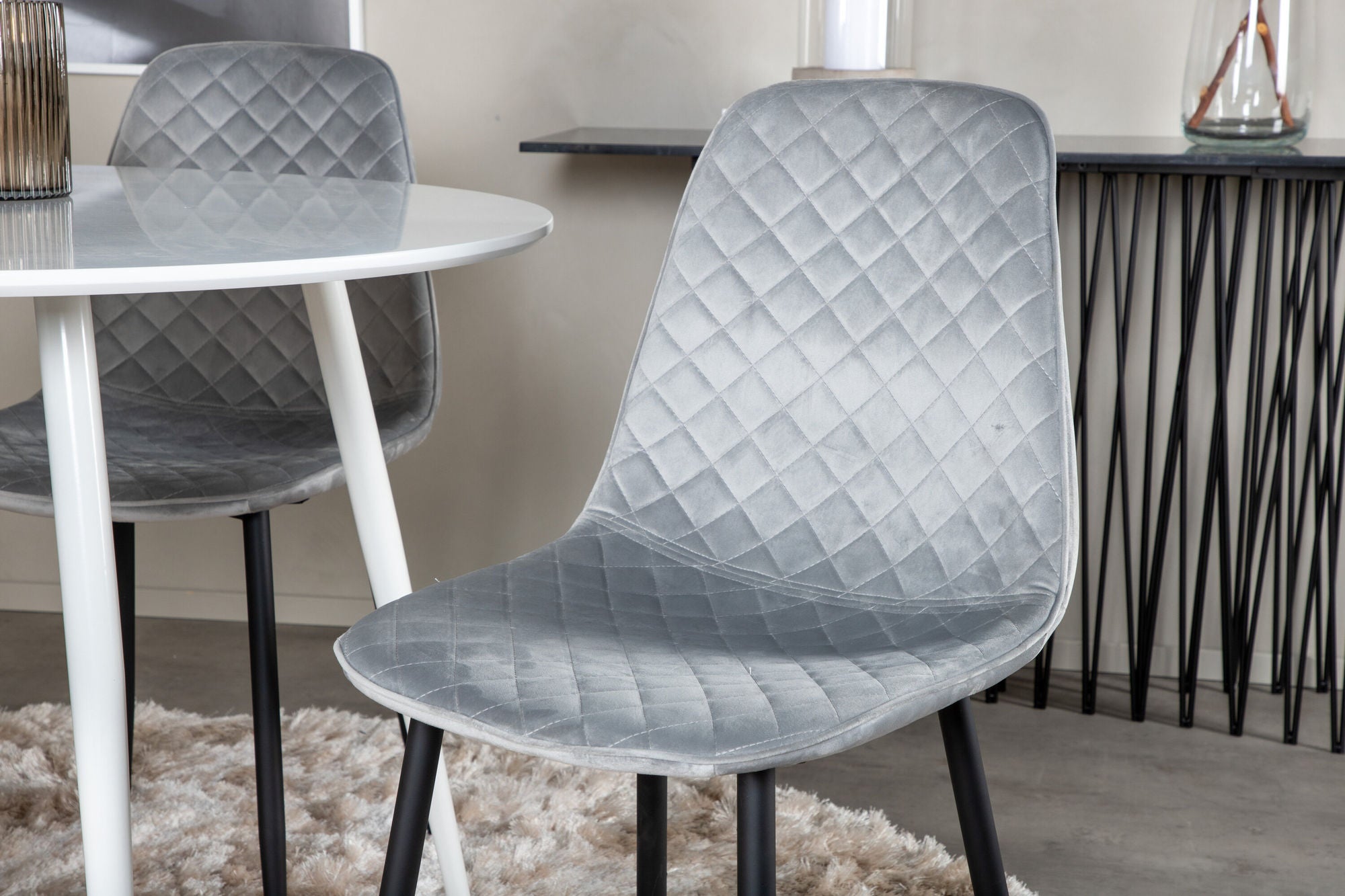 Venture Home Plaza rund bord 100 cm - White top / White Legs+Polar Diamond Spisebordsstol - Black Legs - Grey Velvet_4