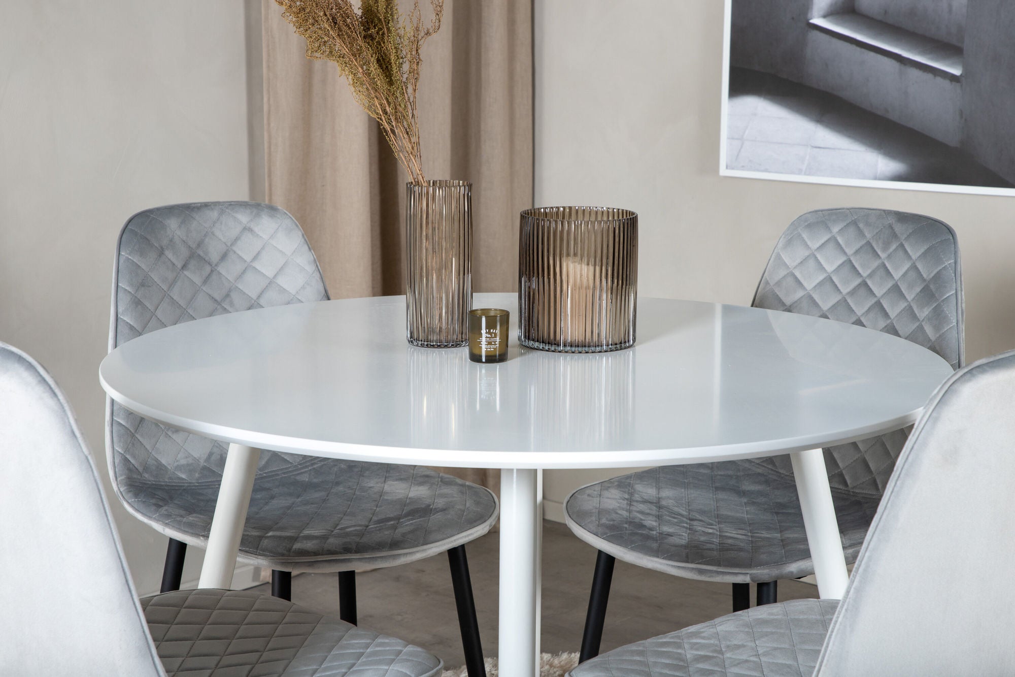 Venture Home Plaza rund bord 100 cm - White top / White Legs+Polar Diamond Spisebordsstol - Black Legs - Grey Velvet_4