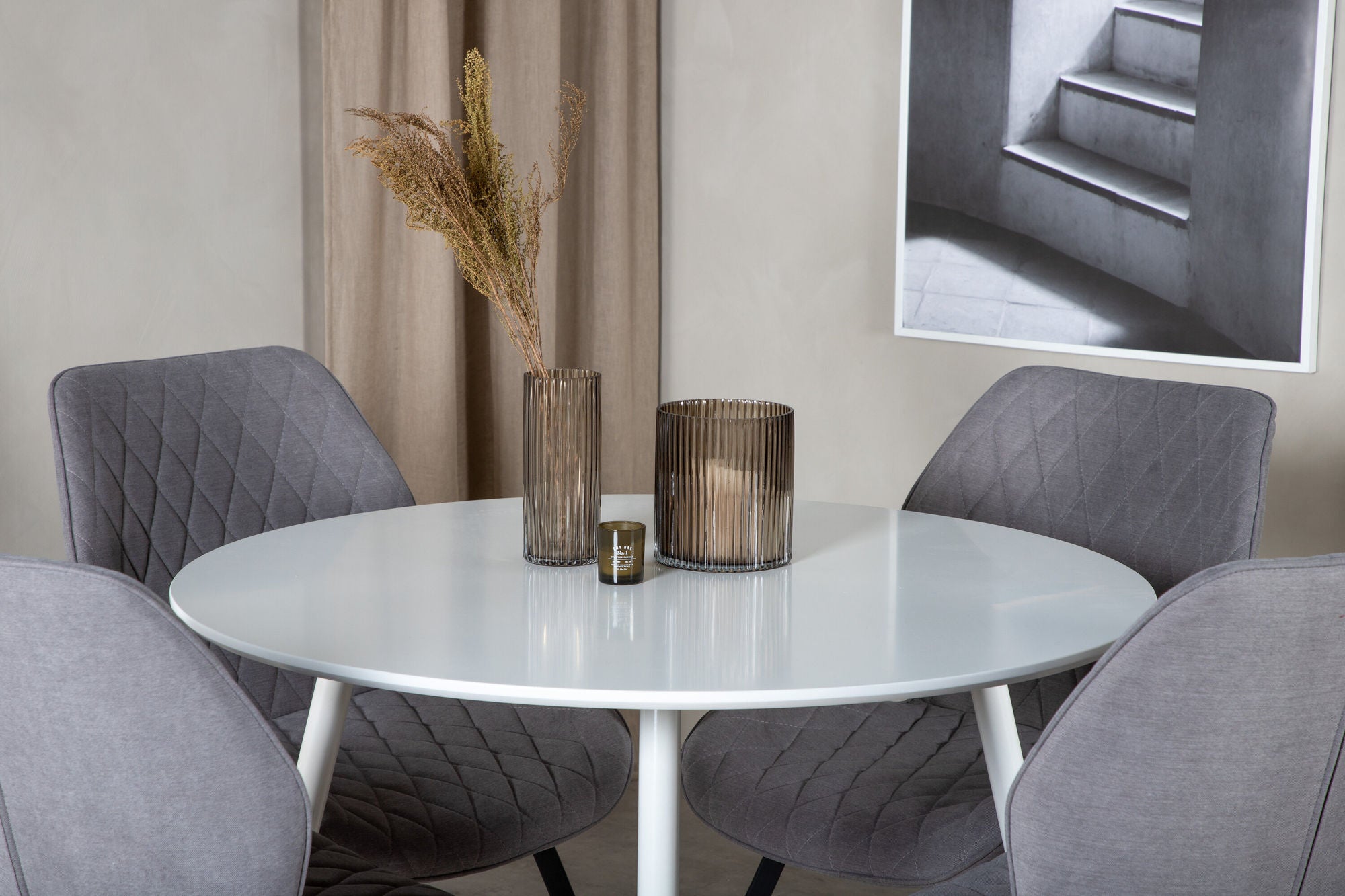 Venture Home Plaza rund bord 100 cm - White top / White Legs+Gemma Spisebordsstol - Black Legs - Grey Fabric_4