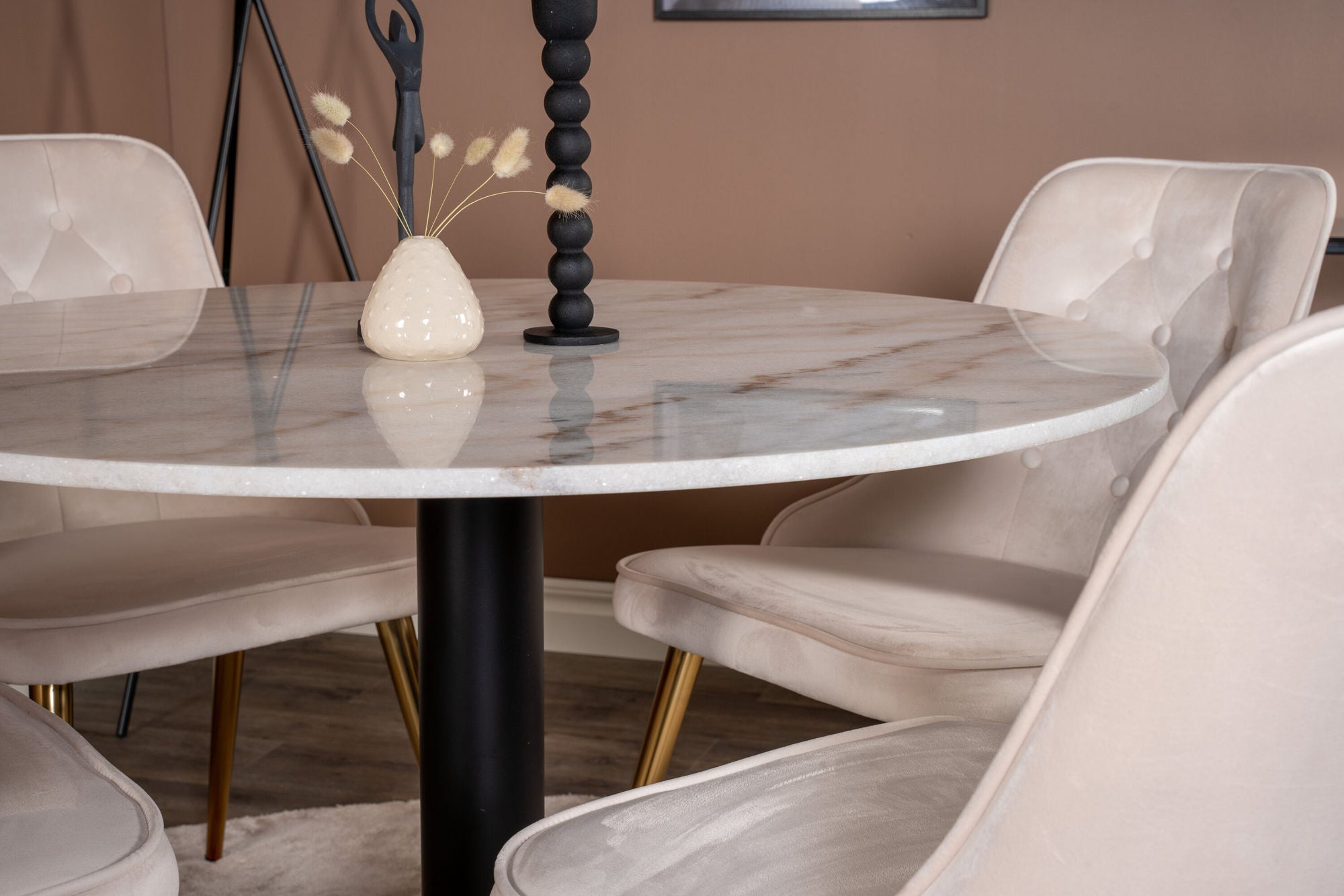 Venture Home Estelle runt Matbord - Svart / Vit marmor - ø106*H75+Velvet Deluxe Spisebordsstol - Brushed brass leg / Beige Velvet_4