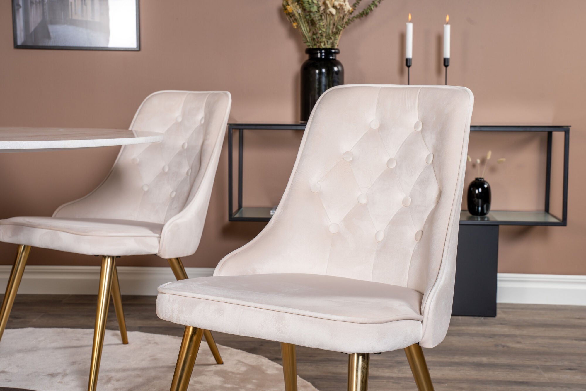 Venture Home Estelle runt Matbord - Svart / Vit marmor - ø106*H75+Velvet Deluxe Spisebordsstol - Brushed brass leg / Beige Velvet_4