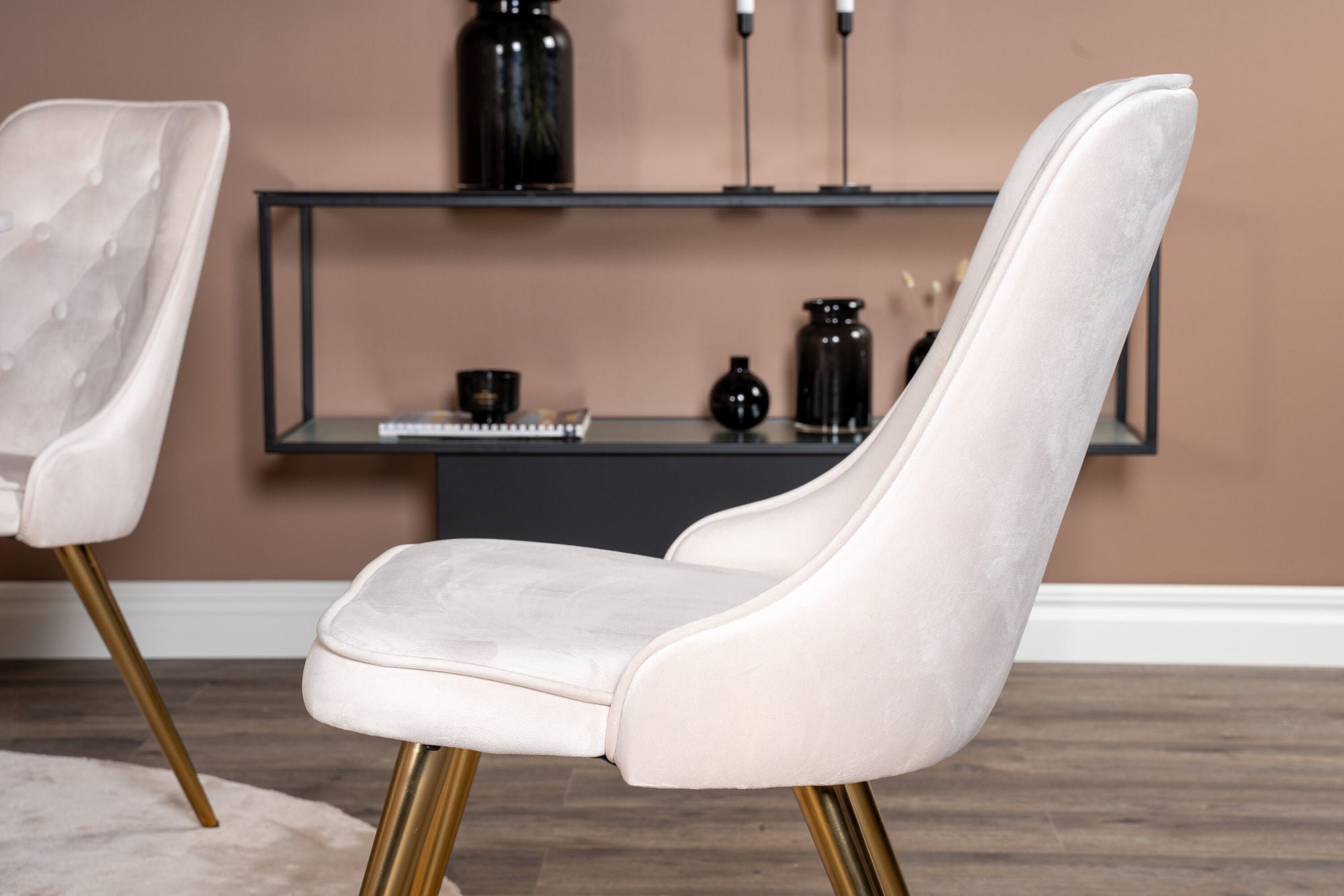 Venture Home Estelle runt Matbord - Svart / Vit marmor - ø106*H75+Velvet Deluxe Spisebordsstol - Brushed brass leg / Beige Velvet_4