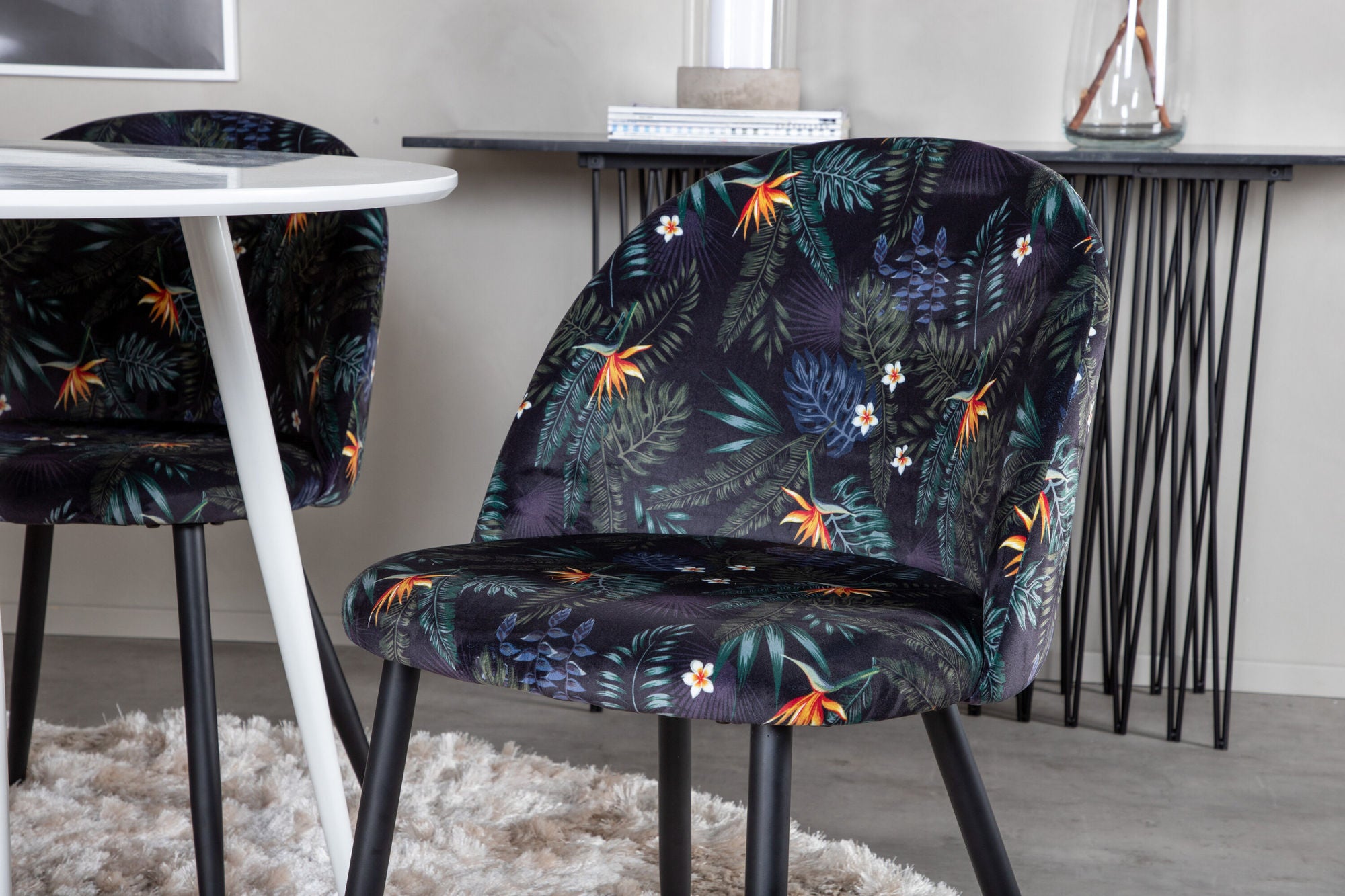 Venture Home Plaza rund bord 100 cm - White top / White Legs+Velvet Spisebordsstol - Black Flower fabric_4
