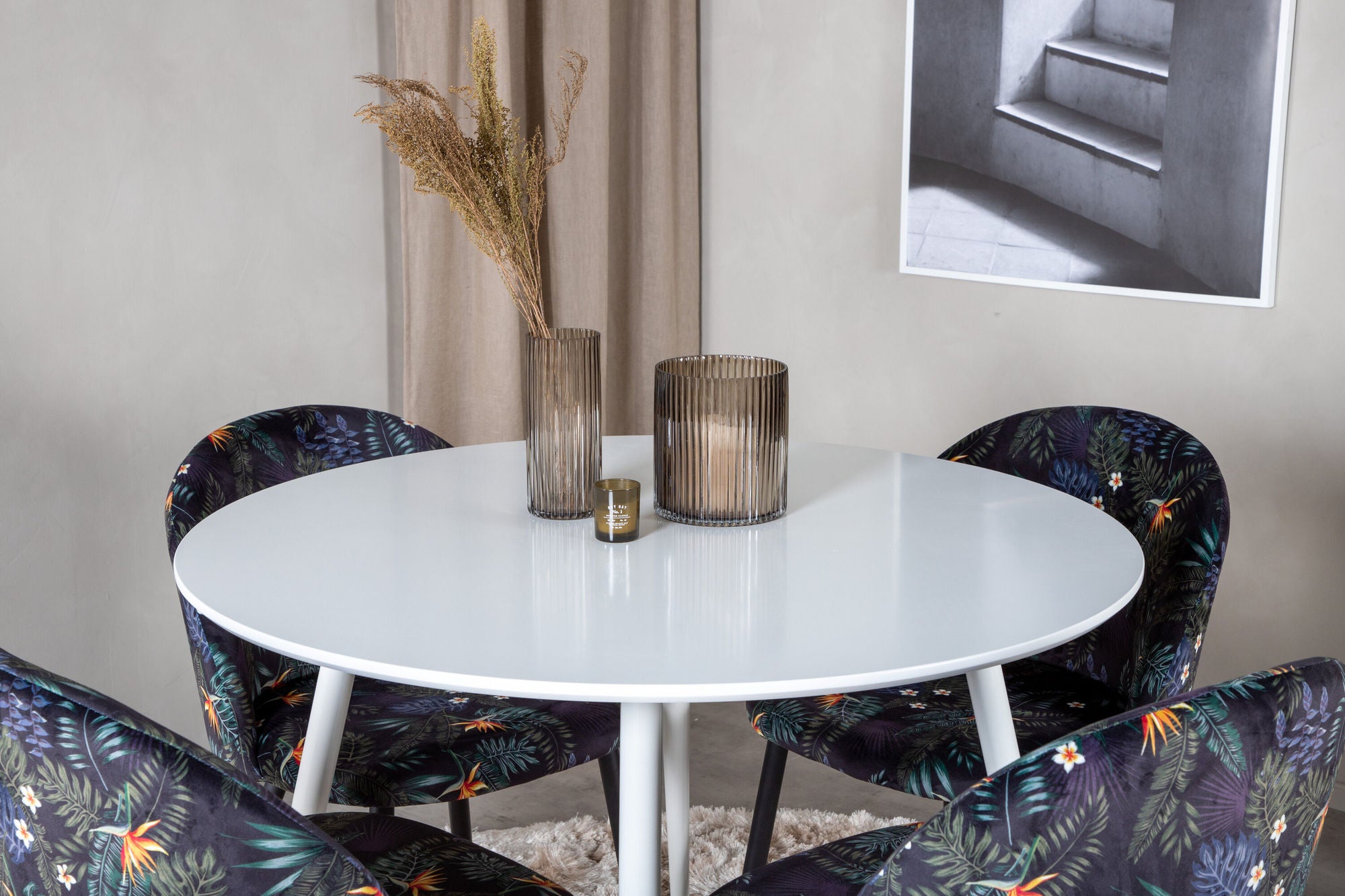 Venture Home Plaza rund bord 100 cm - White top / White Legs+Velvet Spisebordsstol - Black Flower fabric_4