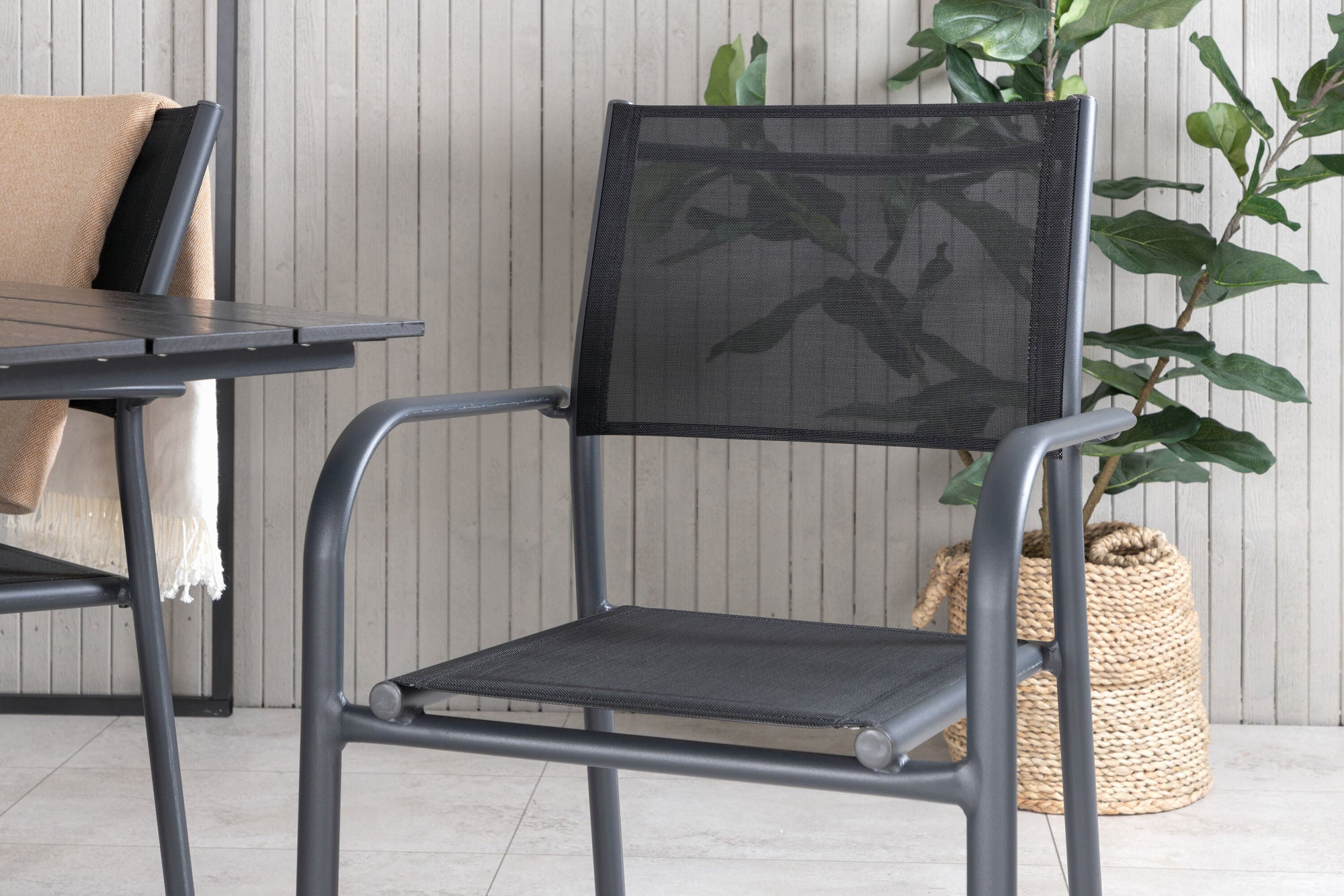 Venture Home Denver Café bord 120*70 - Black Alu / Black Aintwood+Santorini Arm stol (Stackable) - Black alu / Black Textilene_4