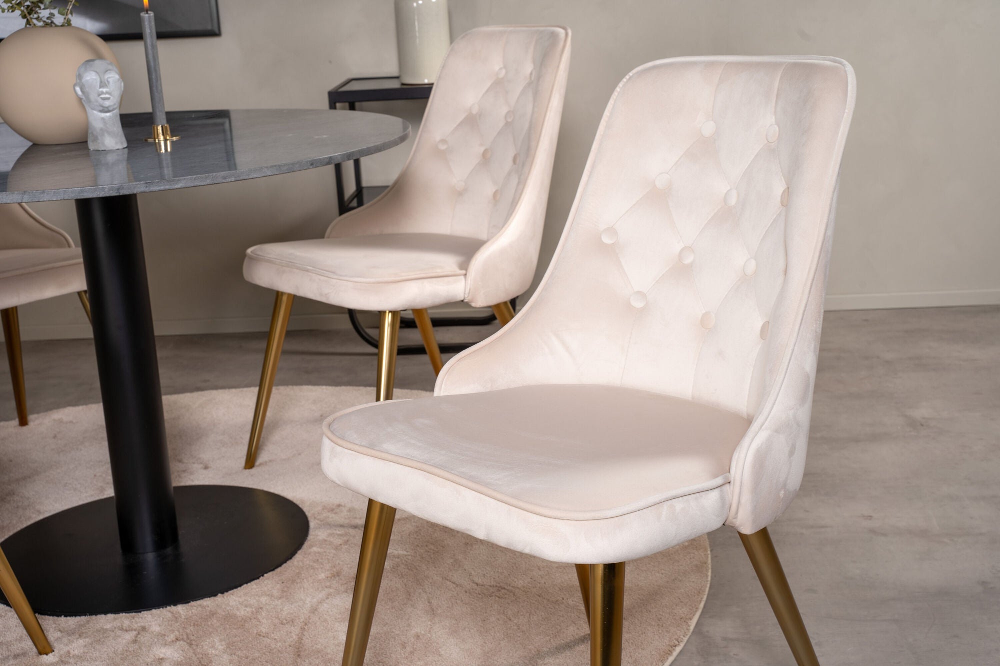 Venture Home Estelle runt Matbord - Svart / Svart marmor - ø106*H75+Velvet Deluxe Spisebordsstol - Brushed brass leg / Beige Velvet_4