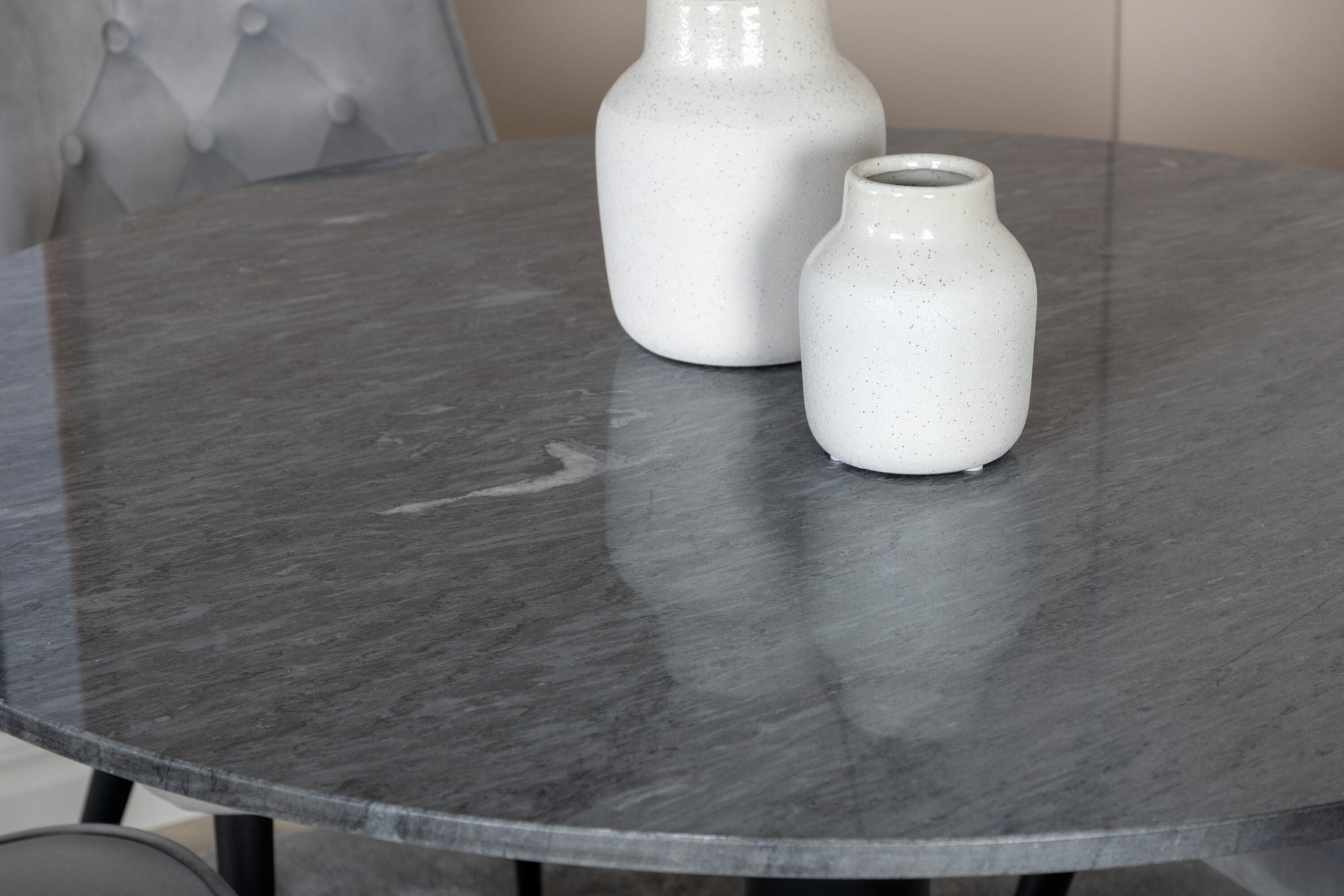 Venture Home Estelle runt Matbord - Svart / Svart marmor - ø106*H75+Velvet Deluxe Dining Chai