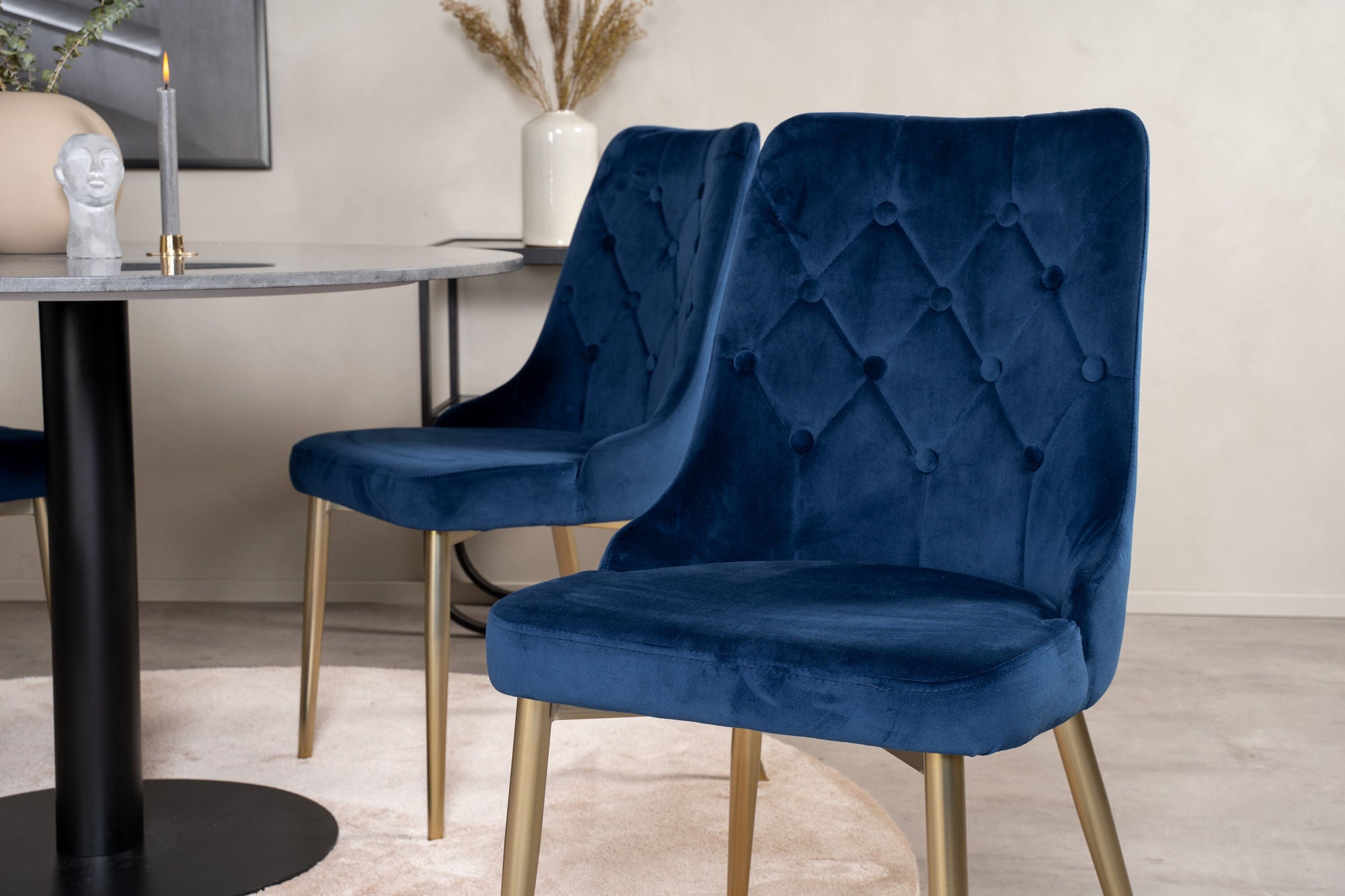 Venture Home Estelle spisebord round 106cm Grey Marble / Black Legs - Velvet Deluxe stol - Blue/Matt Brass Leg 4