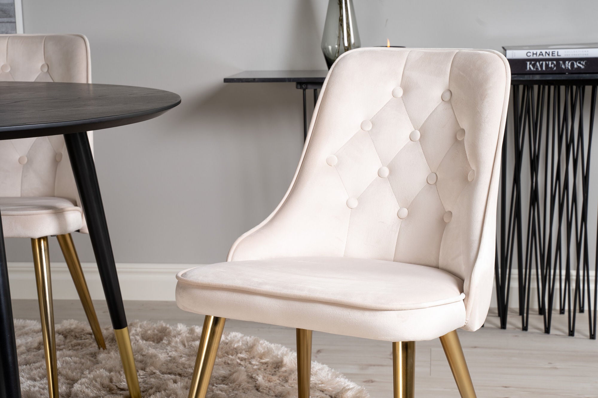 Venture Home Dipp spisebord - 115cm - Black Veneer / black legs w brass dipp +Velvet Deluxe Spisebordsstol - Brushed brass leg / Beige Velvet_4