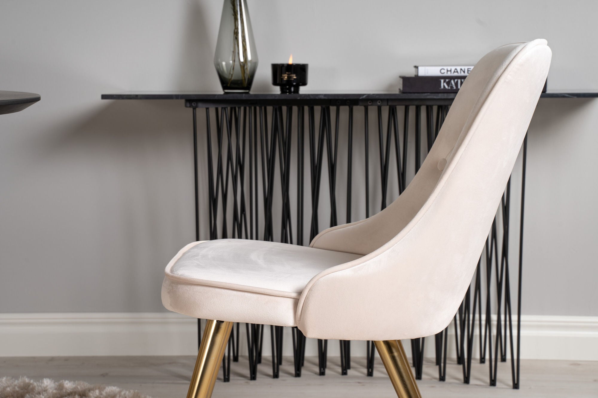 Venture Home Dipp spisebord - 115cm - Black Veneer / black legs w brass dipp +Velvet Deluxe Spisebordsstol - Brushed brass leg / Beige Velvet_4