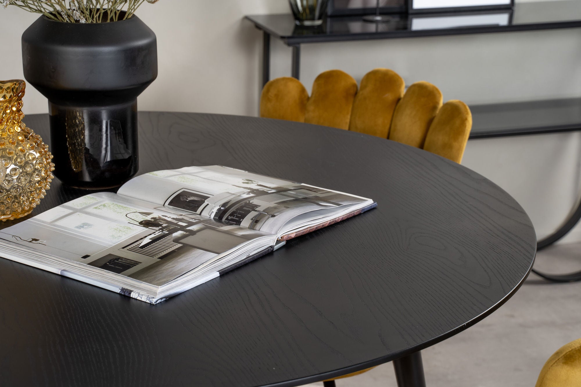 Venture Home Dipp spisebord - 115cm - Black Veneer / black legs w brass dipp +Limhamn Light - stol - Gold Velvet_4