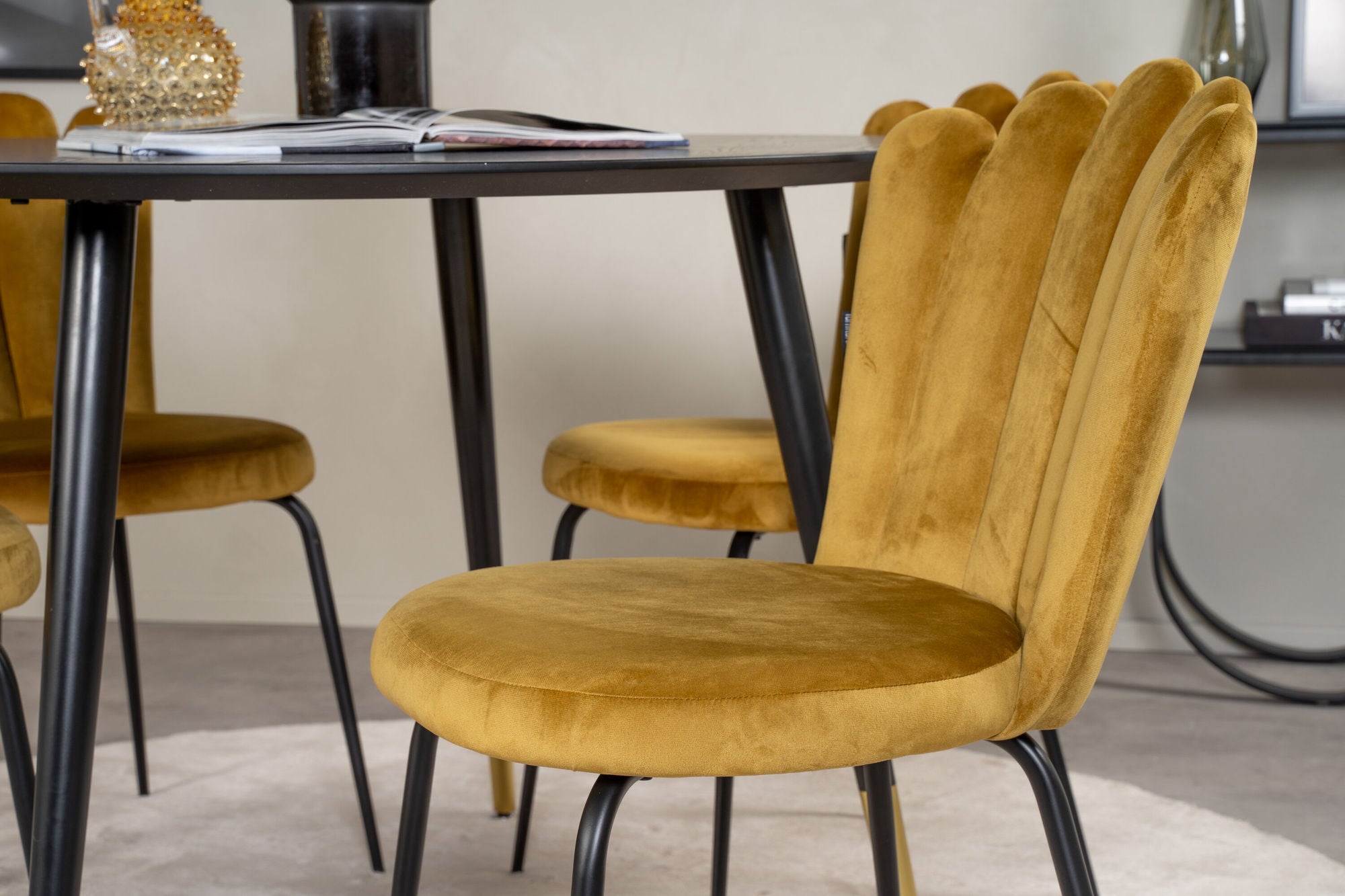 Venture Home Dipp spisebord - 115cm - Black Veneer / black legs w brass dipp +Limhamn Light - stol - Gold Velvet_4