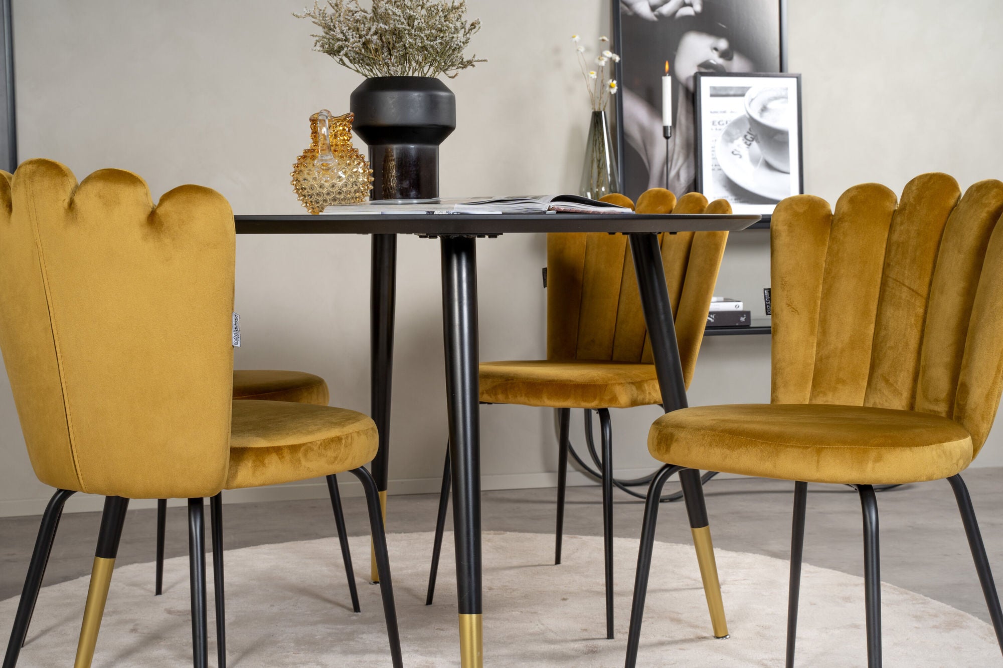 Venture Home Dipp spisebord - 115cm - Black Veneer / black legs w brass dipp +Limhamn Light - stol - Gold Velvet_4