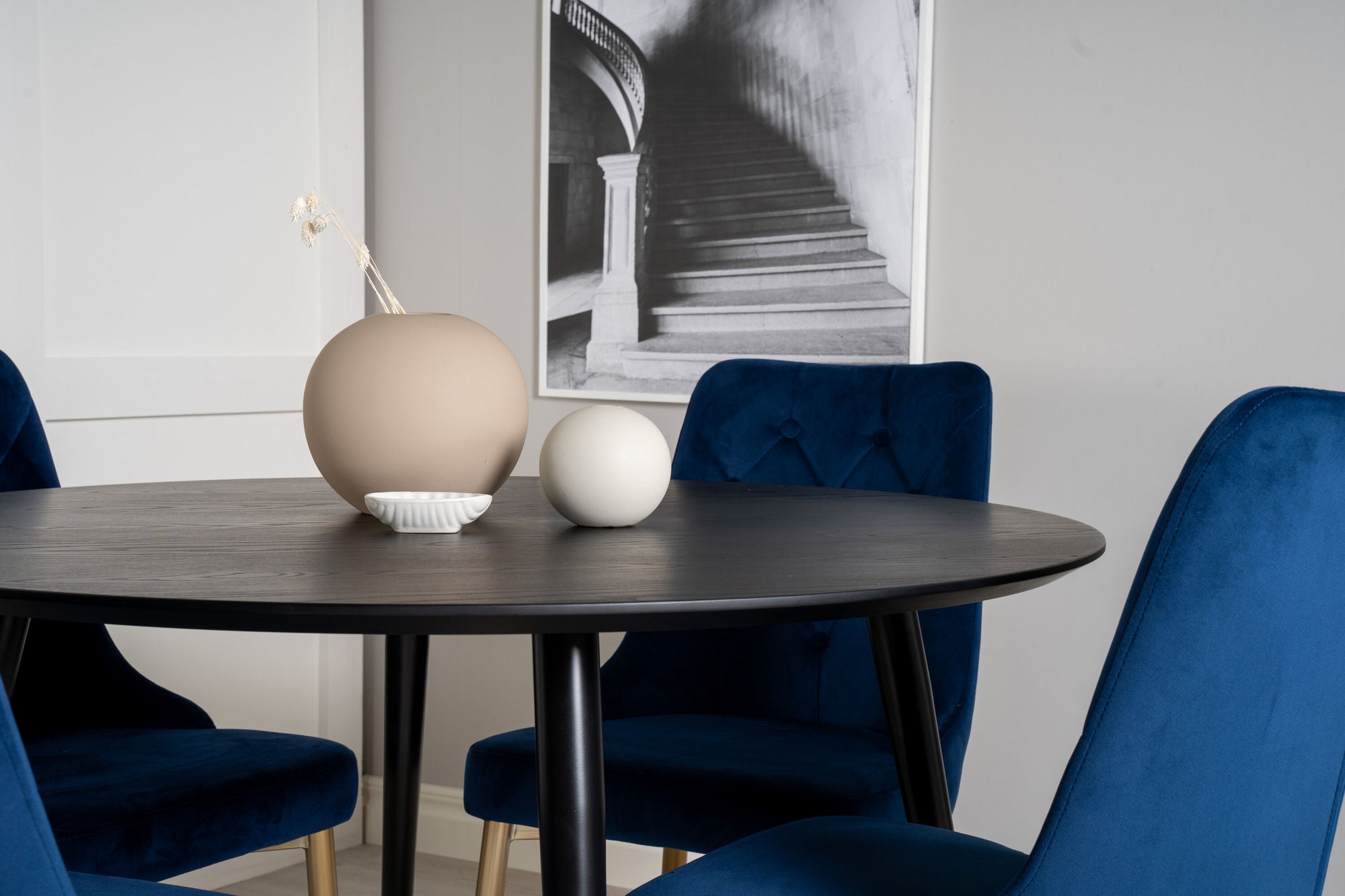 Venture Home Dipp spisebord - 115cm - Black Veneer / black legs w brass dipp - Velvet Deluxe stol - Blue/Matt Brass Leg 4