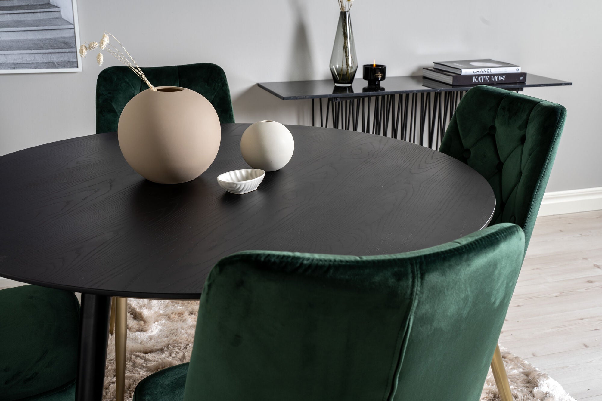 Venture Home Dipp spisebord - 115cm - Black Veneer / black legs w brass dipp +Velvet Lyx Matstol - Matt Mässing / Mossgrön Sammet_4