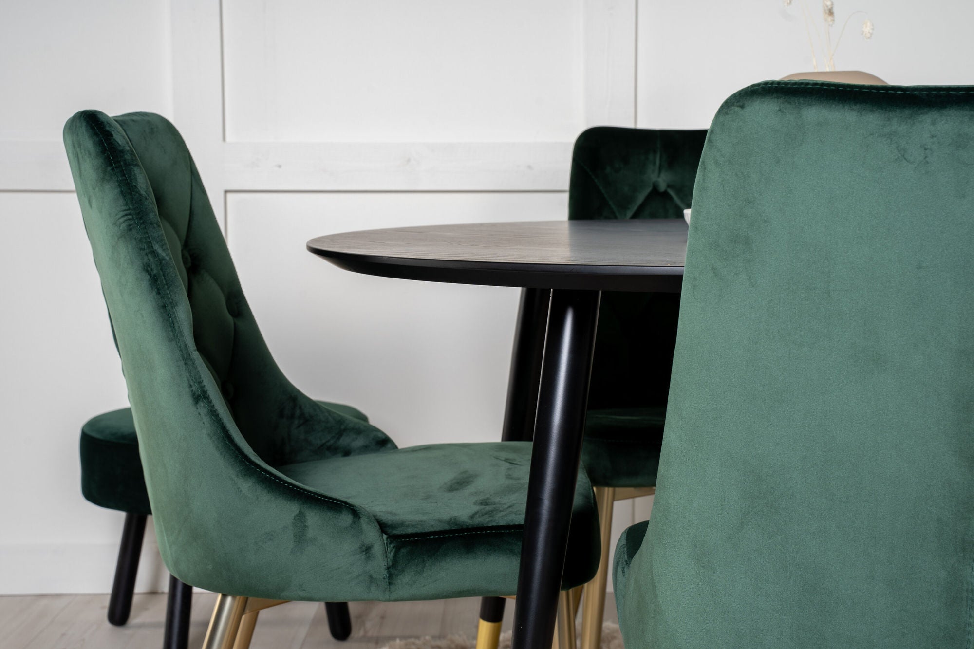 Venture Home Dipp spisebord - 115cm - Black Veneer / black legs w brass dipp +Velvet Lyx Matstol - Matt Mässing / Mossgrön Sammet_4