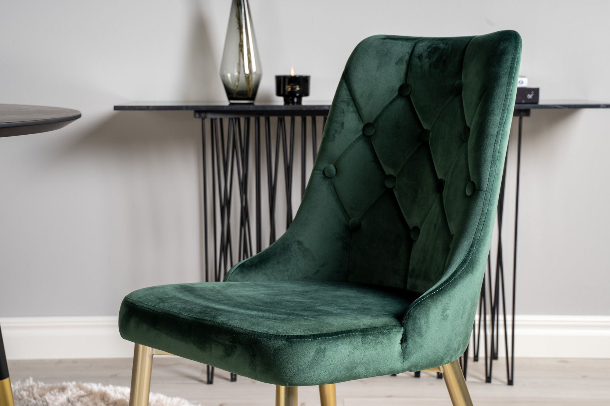Venture Home Dipp spisebord - 115cm - Black Veneer / black legs w brass dipp +Velvet Lyx Matstol - Matt Mässing / Mossgrön Sammet_4