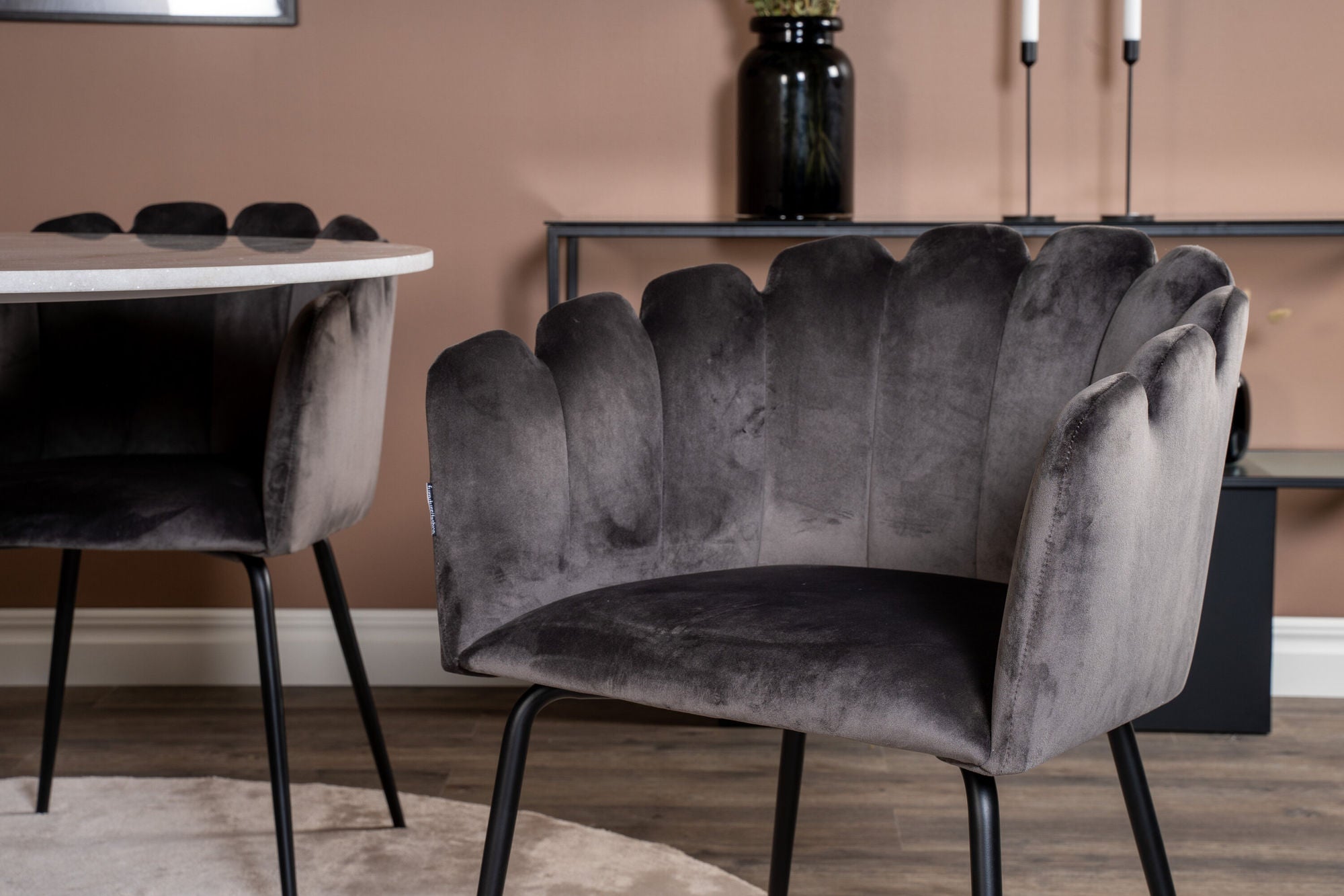 Venture Home Estelle runt Matbord - Svart / Vit marmor - ø106*H75+Limhamn - stol - Grey Velvet_4