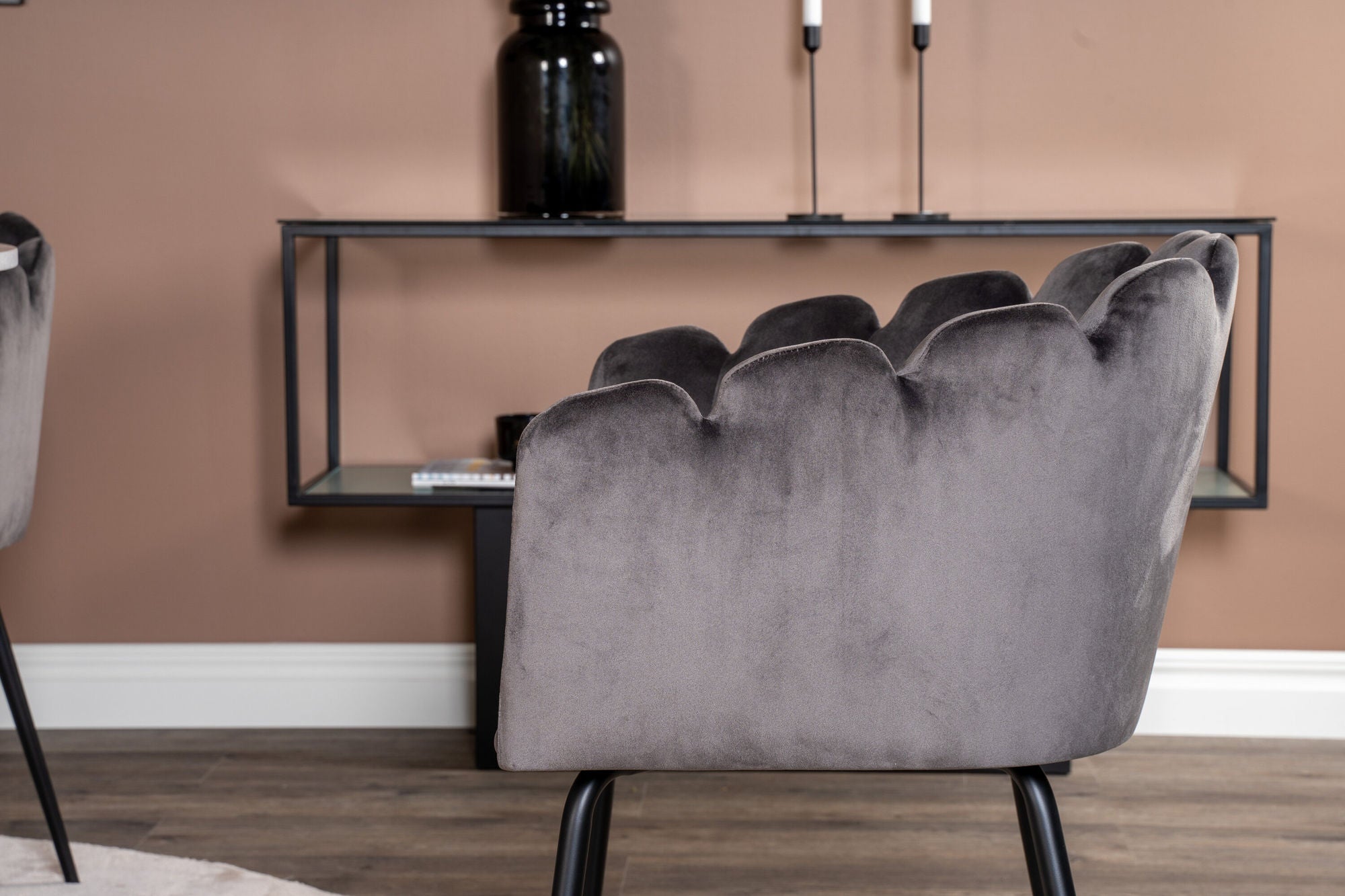 Venture Home Estelle runt Matbord - Svart / Vit marmor - ø106*H75+Limhamn - stol - Grey Velvet_4