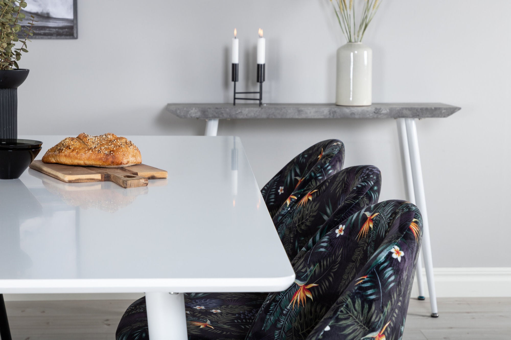 Venture Home Polar spisebord 180 cm - White top / White Legs+Velvet Spisebordsstol - Black Flower fabric_6