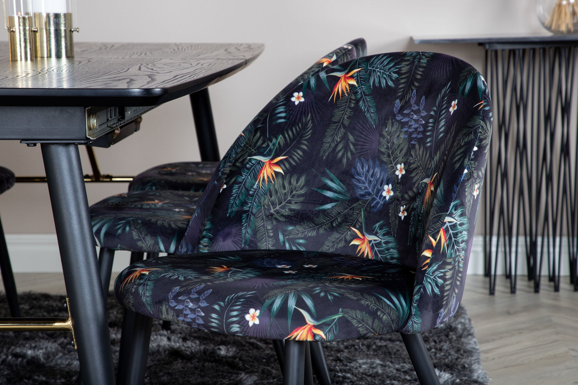 Venture Home Gold Extention bord - 180/220*85*H76 Black Veneer - Black legs - Brass details+Velvet Spisebordsstol - Black Flower fabric_6