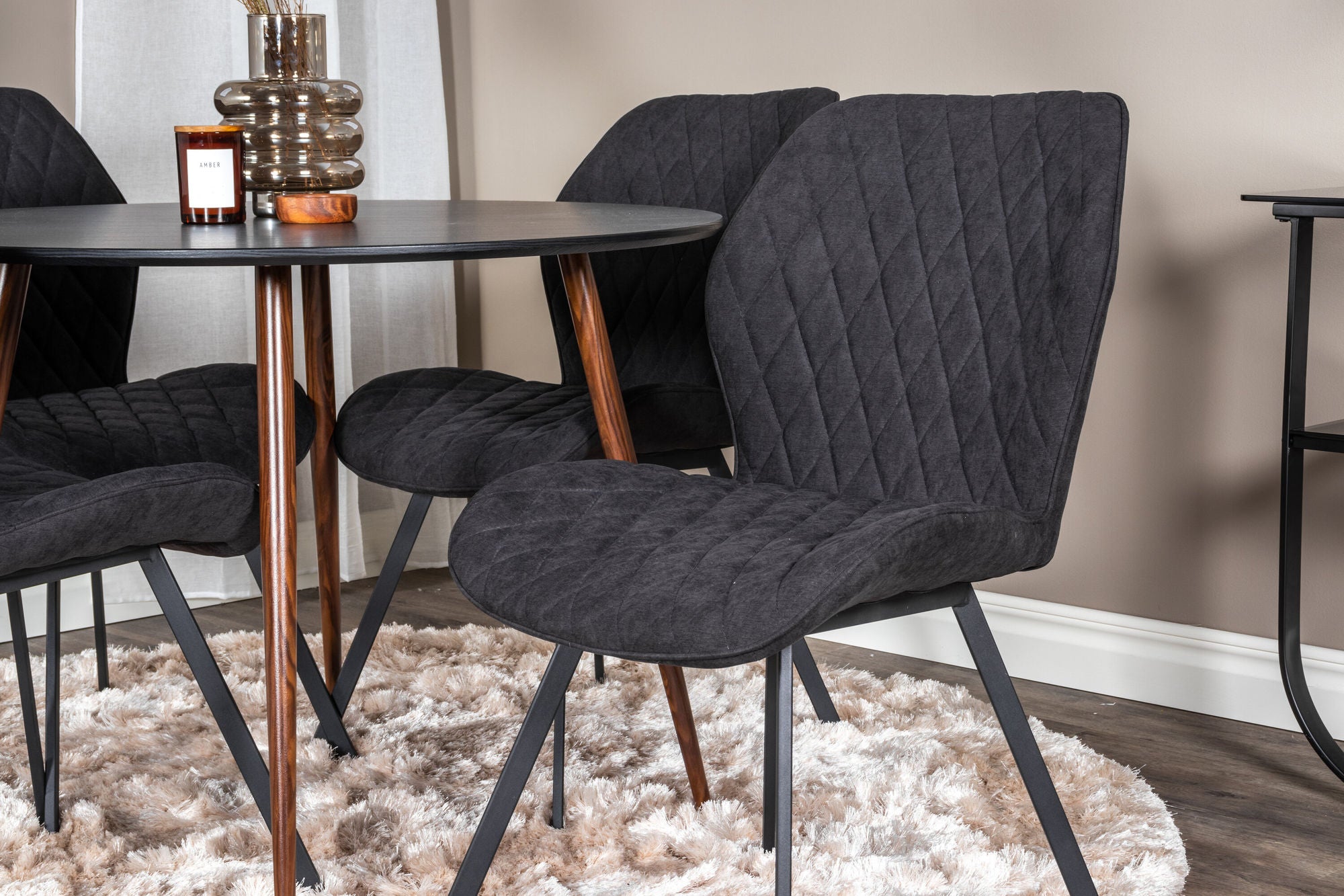 Venture Home Plaza rund bord 100 cm - Black Top - Walnut legs+Gemma Spisebordsstol - Black Legs - Black Fabric_4