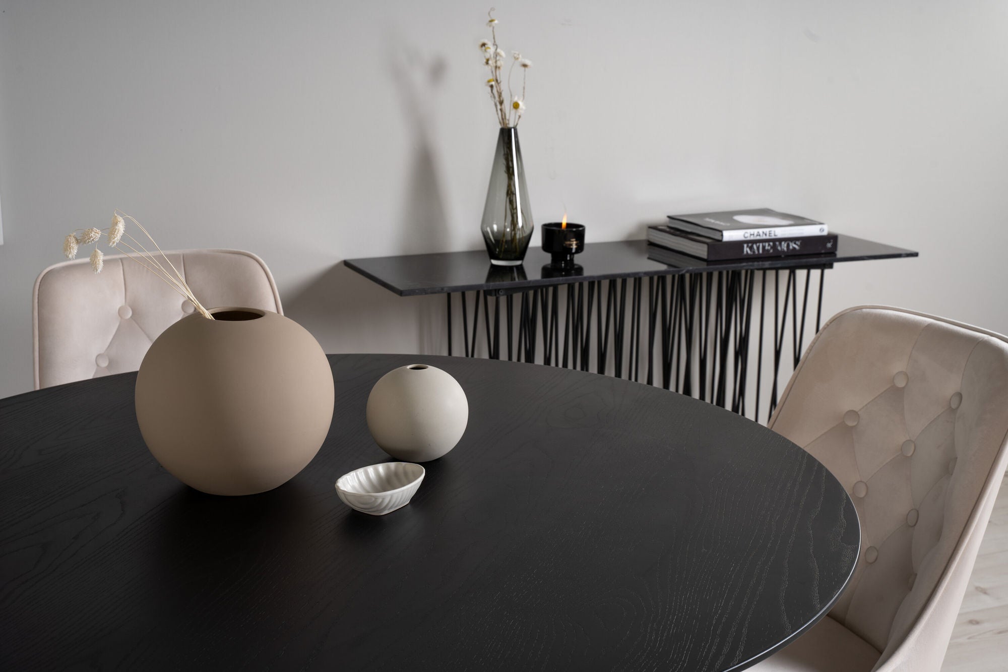 Venture Home Dipp spisebord - 115cm - Black Veneer / black legs w brass dipp +Velvet Deluxe Spisebordsstol - Brushed brass leg / Beige Velvet_4