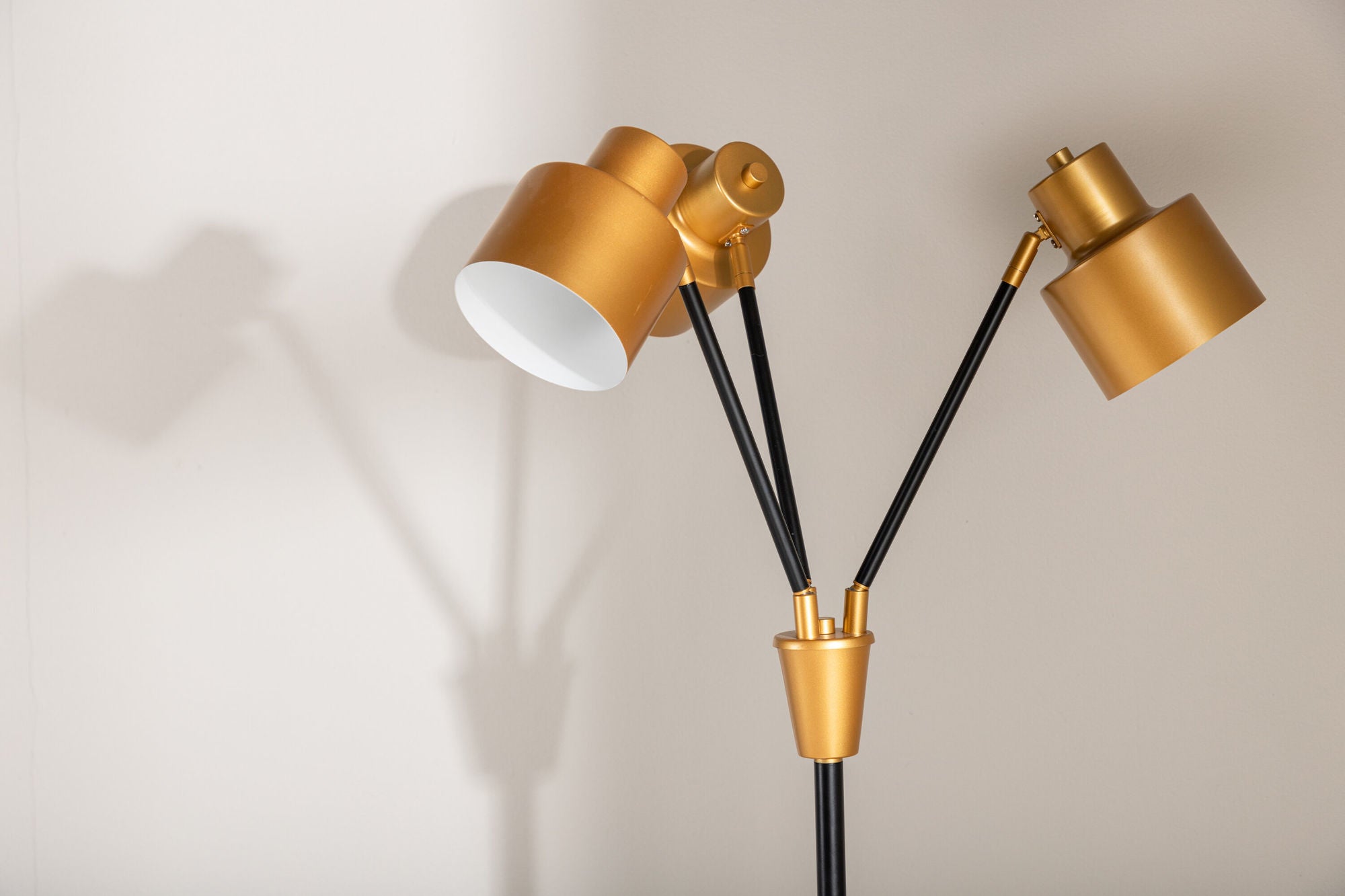 Venture Home Vifta -Floor lampe - Black/Brass