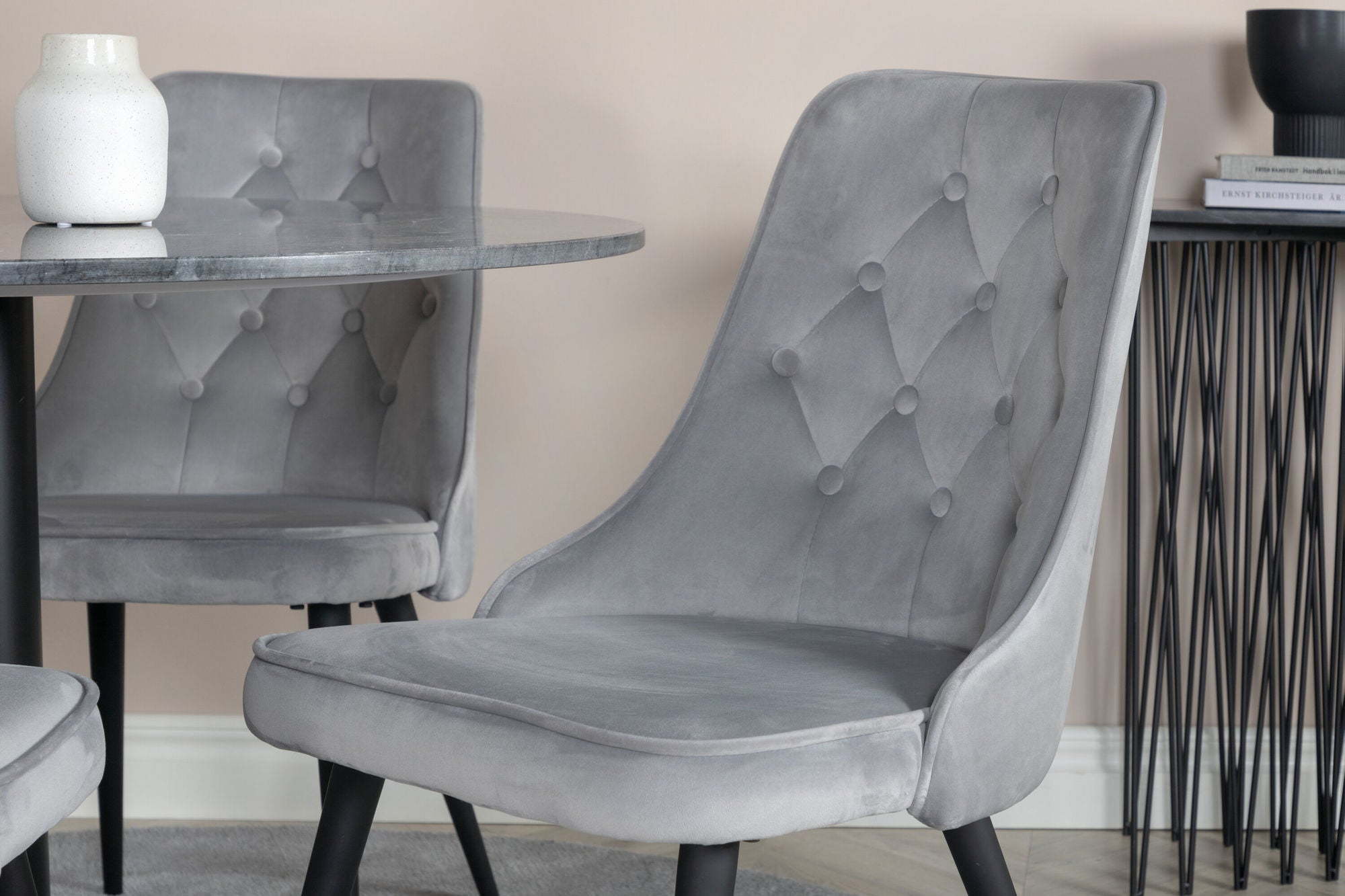 Venture Home Estelle runt Matbord - Svart / Svart marmor - ø106*H75+Velvet Deluxe Dining Chai