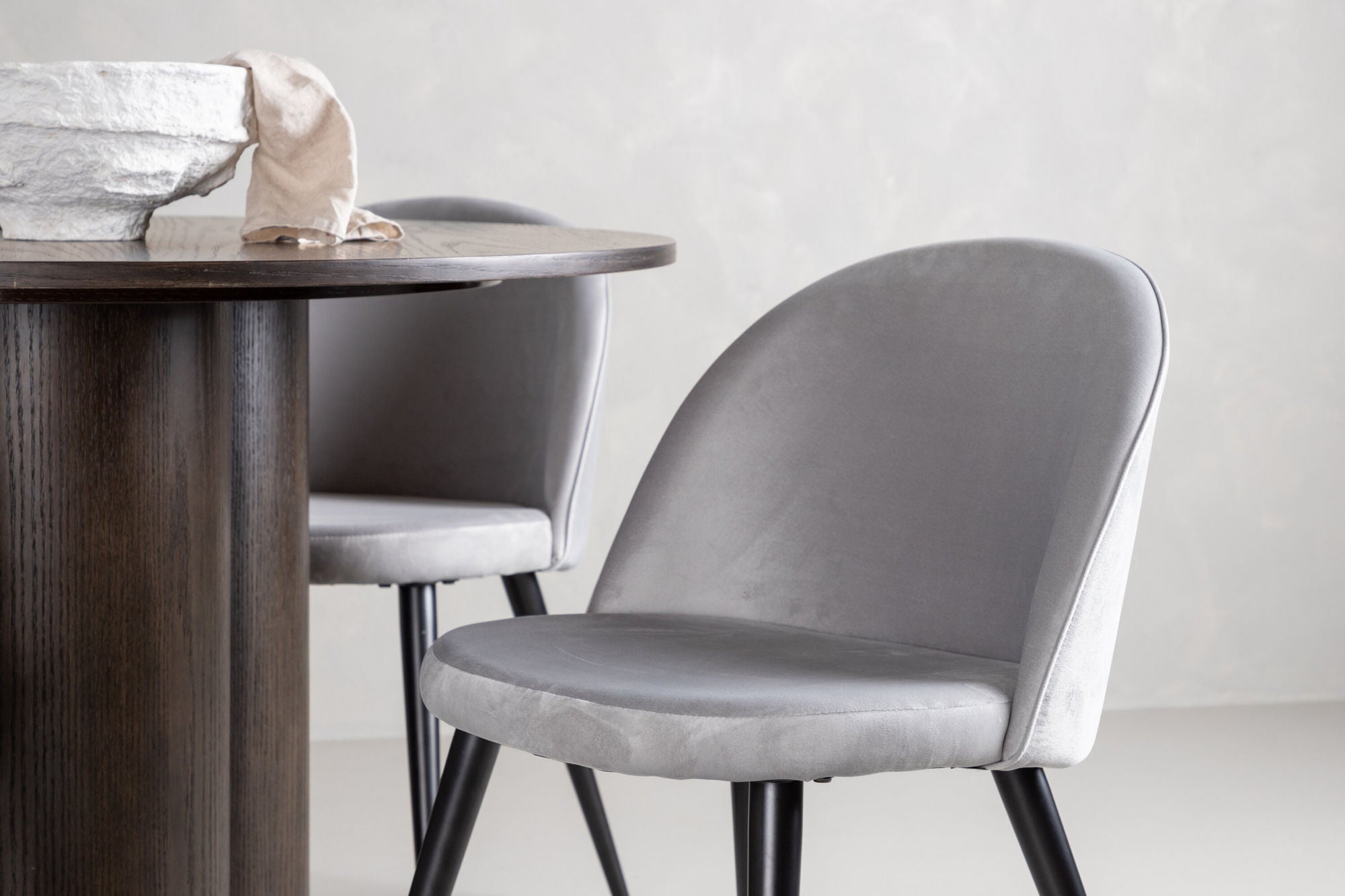 Venture Home OliviaDiningbord-Mocca/MoccaVeneer+VelvetDiningstol-LightGrey/Black_4