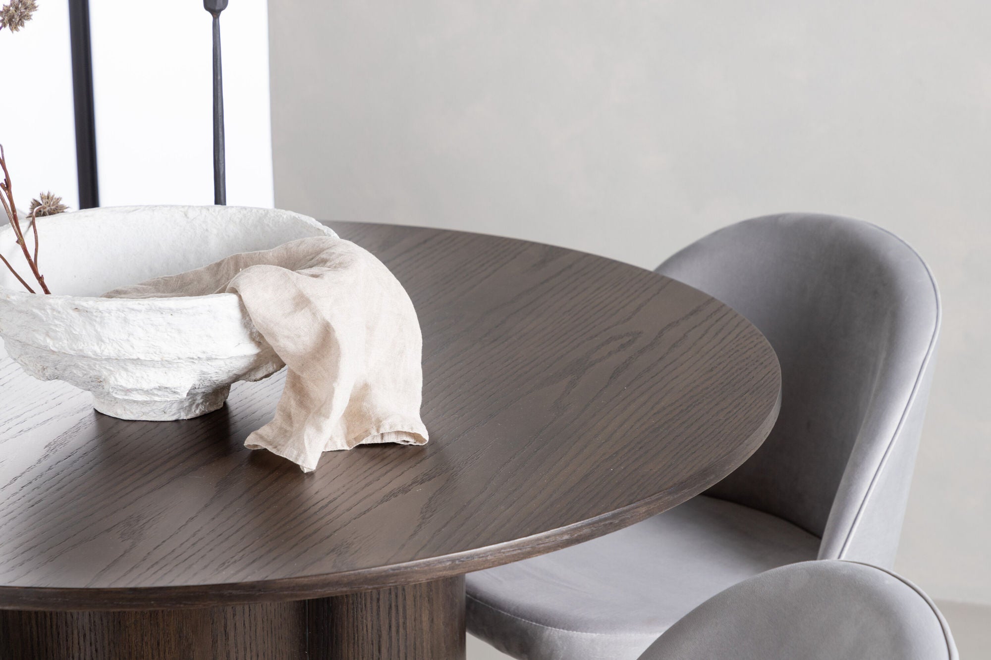 Venture Home OliviaDiningbord-Mocca/MoccaVeneer+VelvetDiningstol-LightGrey/Black_4
