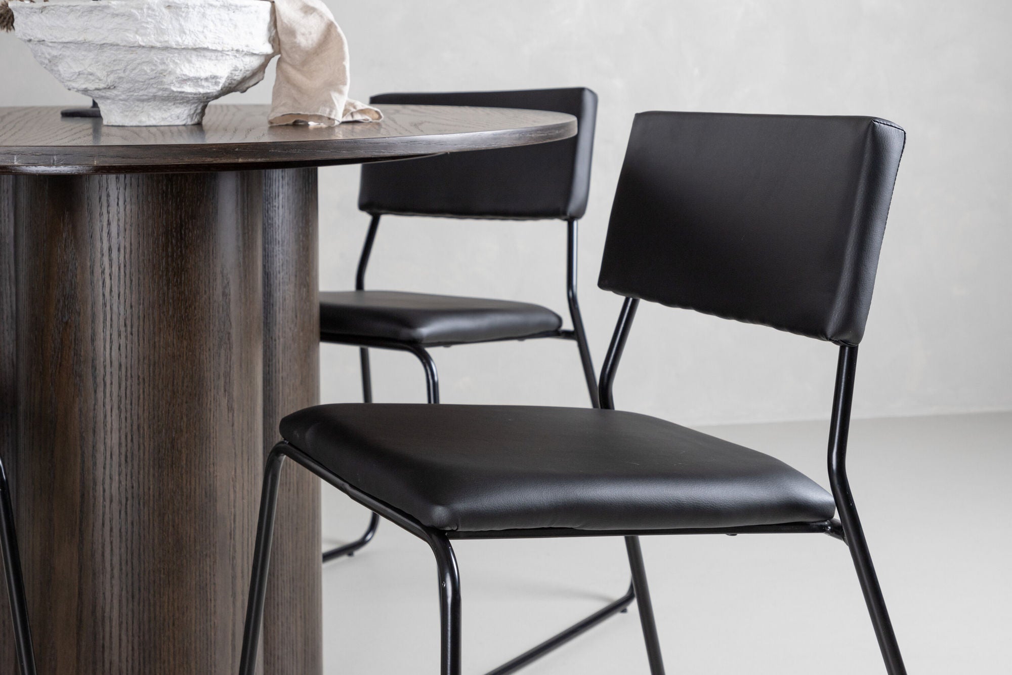 Venture Home OliviaDiningbord-Mocca/MoccaVeneer+Kenthstol-Black/BlackPU_4