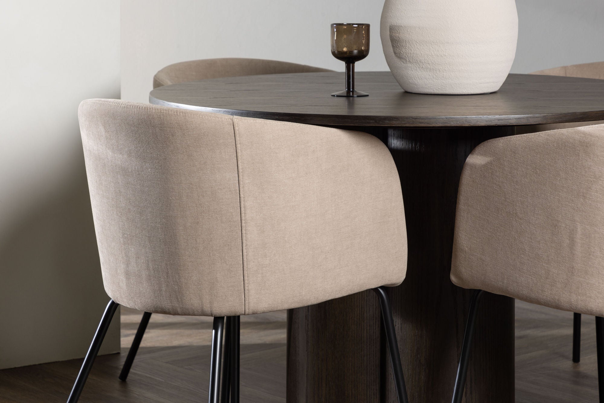 Venture Home OliviaDiningbord-Mocca/MoccaVeneer+Beritstol-Black/BeigeFabric(Polyesterlinen)_4