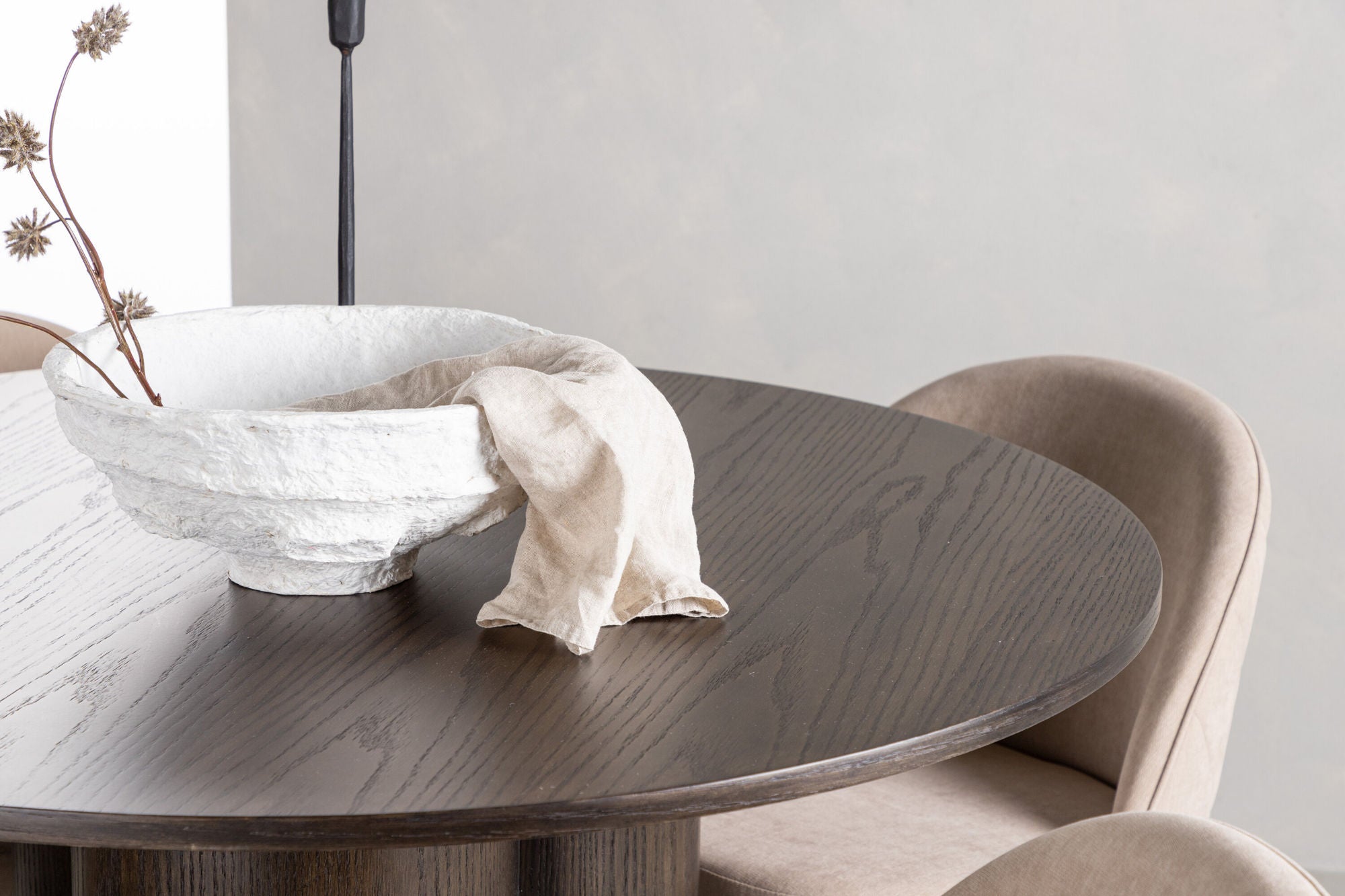 Venture Home OliviaDiningbord-Mocca/MoccaVeneer+VelvetStitchesstol-Black/BeigeFabric(Polyesterlinen)_4