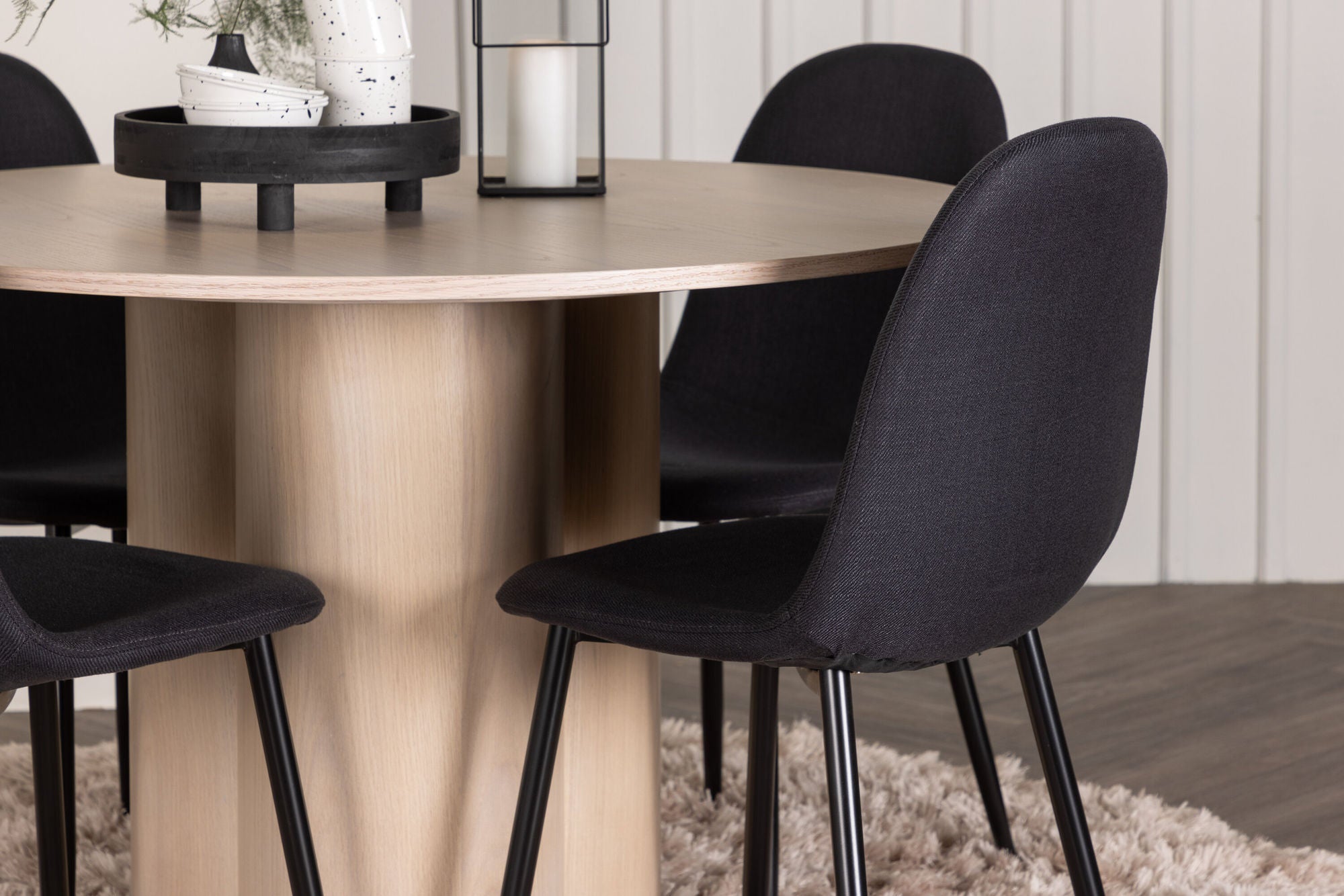 Venture Home OliviaDiningbord-WhiteWashVeneer+PolarDiningstol-BlackLegs-BlackFabric_4
