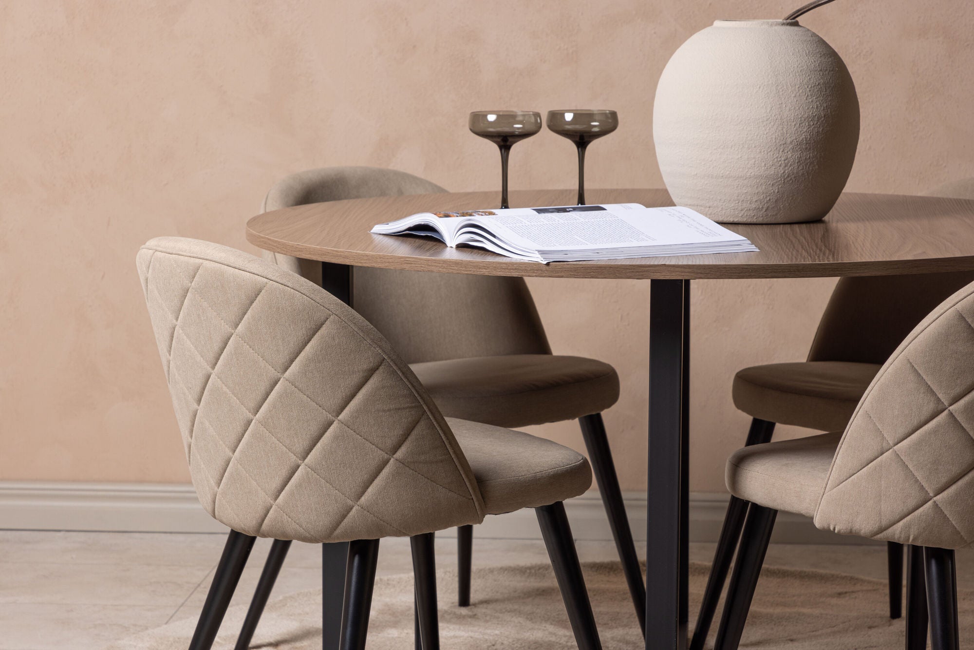Venture Home Durango spisebord - Black / Walnut MDF +Velvet Stitches stol - Black / Beige Fabric (Polyester linen ) _4