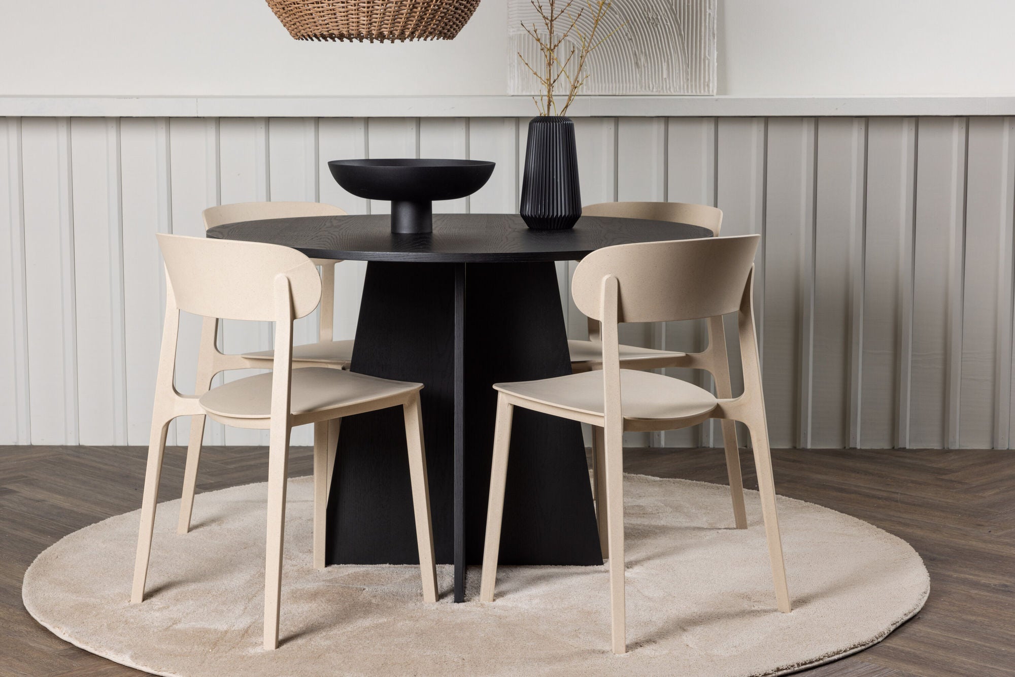 Venture Home Bootcut rund spisebord - Black / Black Fanéer +Åstol Spisebordsstol - Nature Wood plastic composite _4